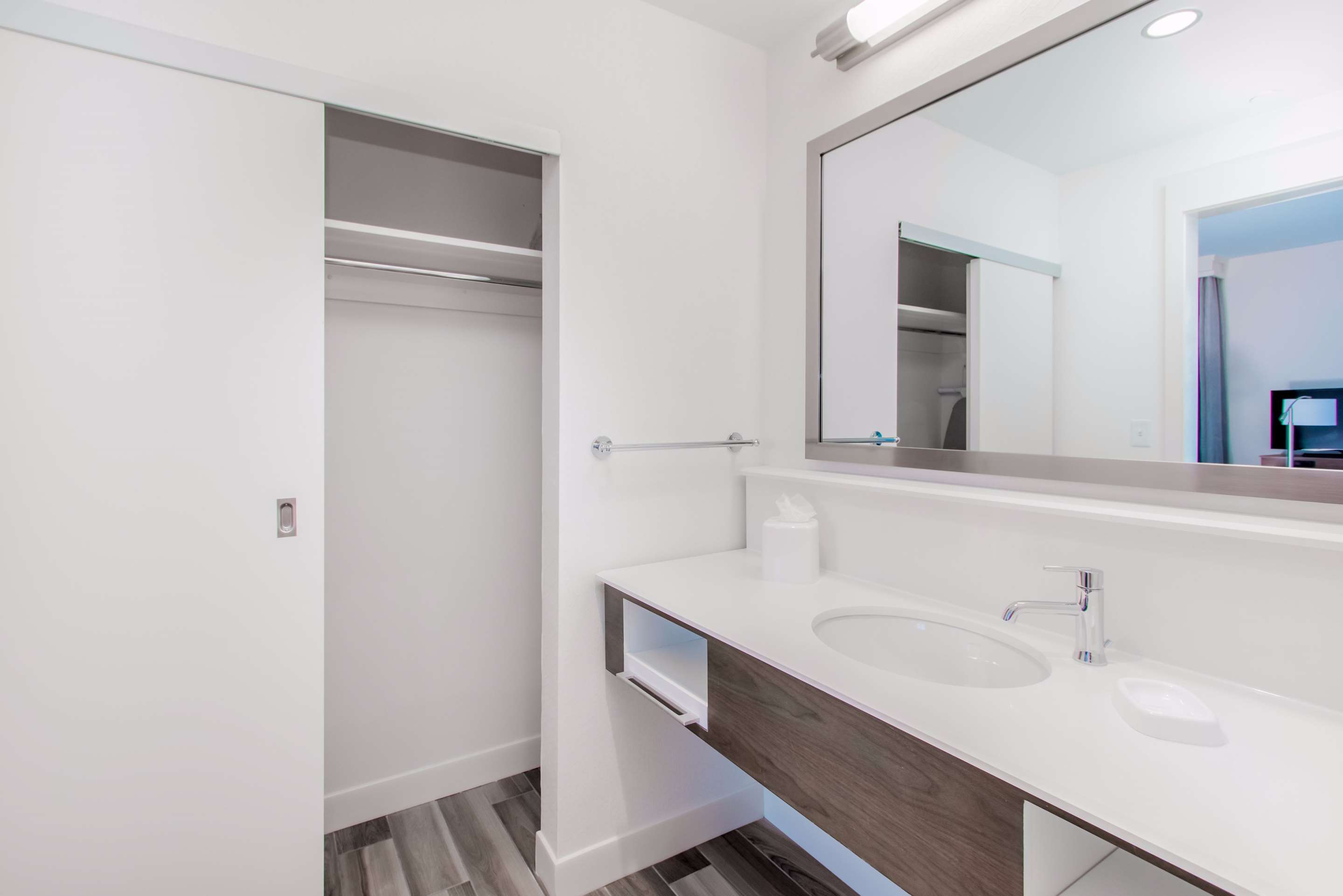 Guest room bath