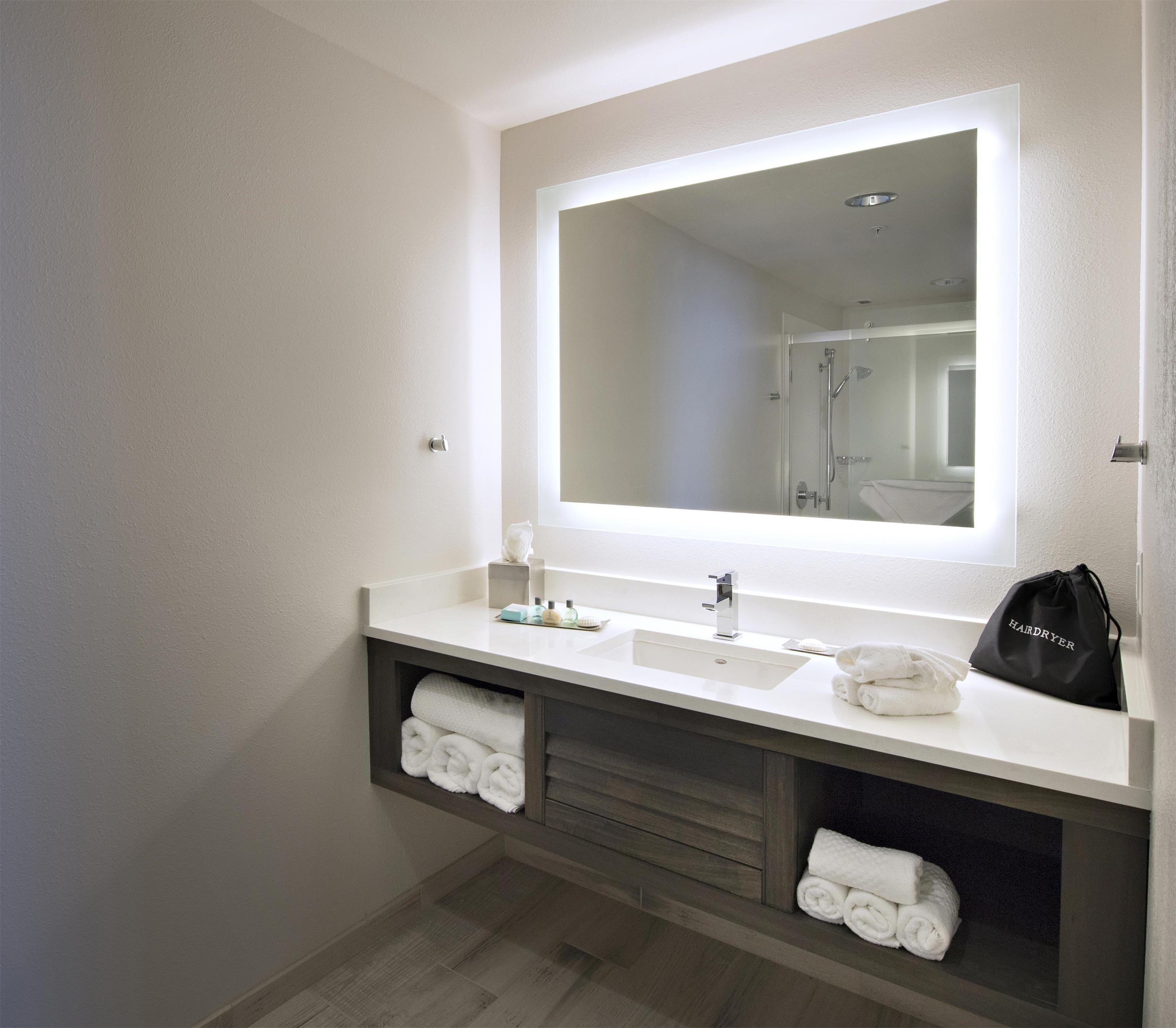 Guest room bath