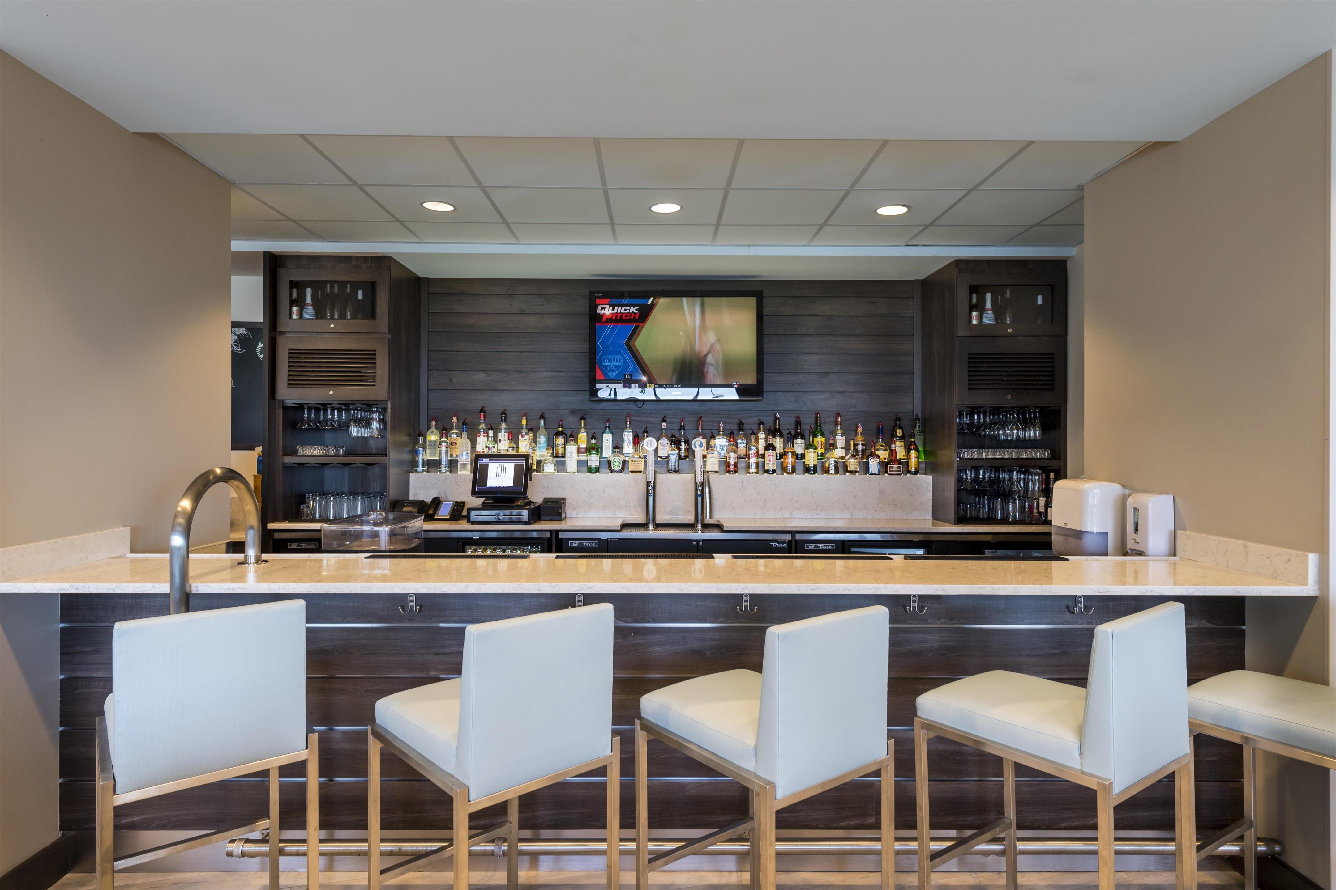 BarLounge | Island House Hotel Orange Beach - a DoubleTree by Hilton