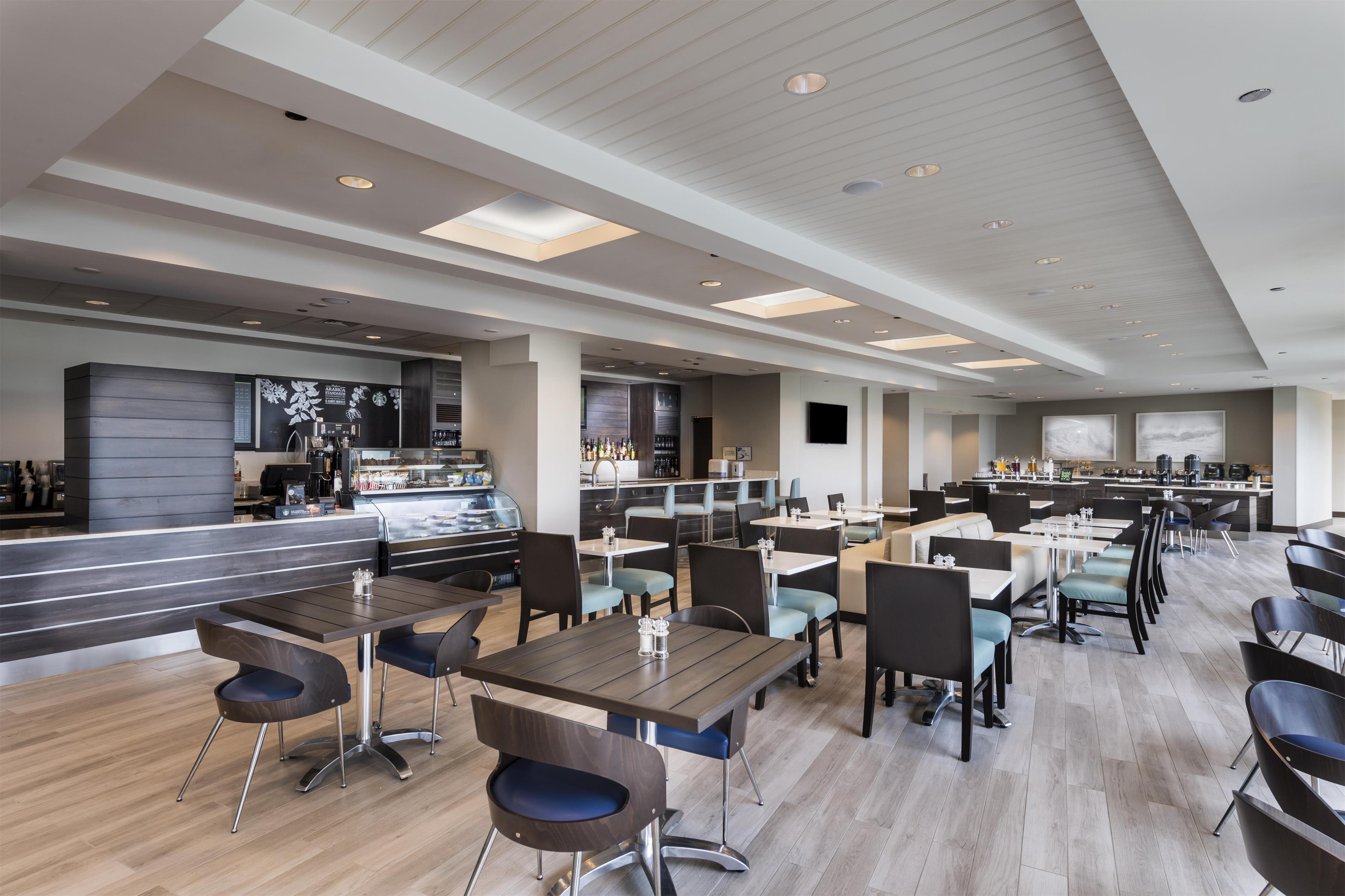 BarLounge | Island House Hotel Orange Beach - a DoubleTree by Hilton