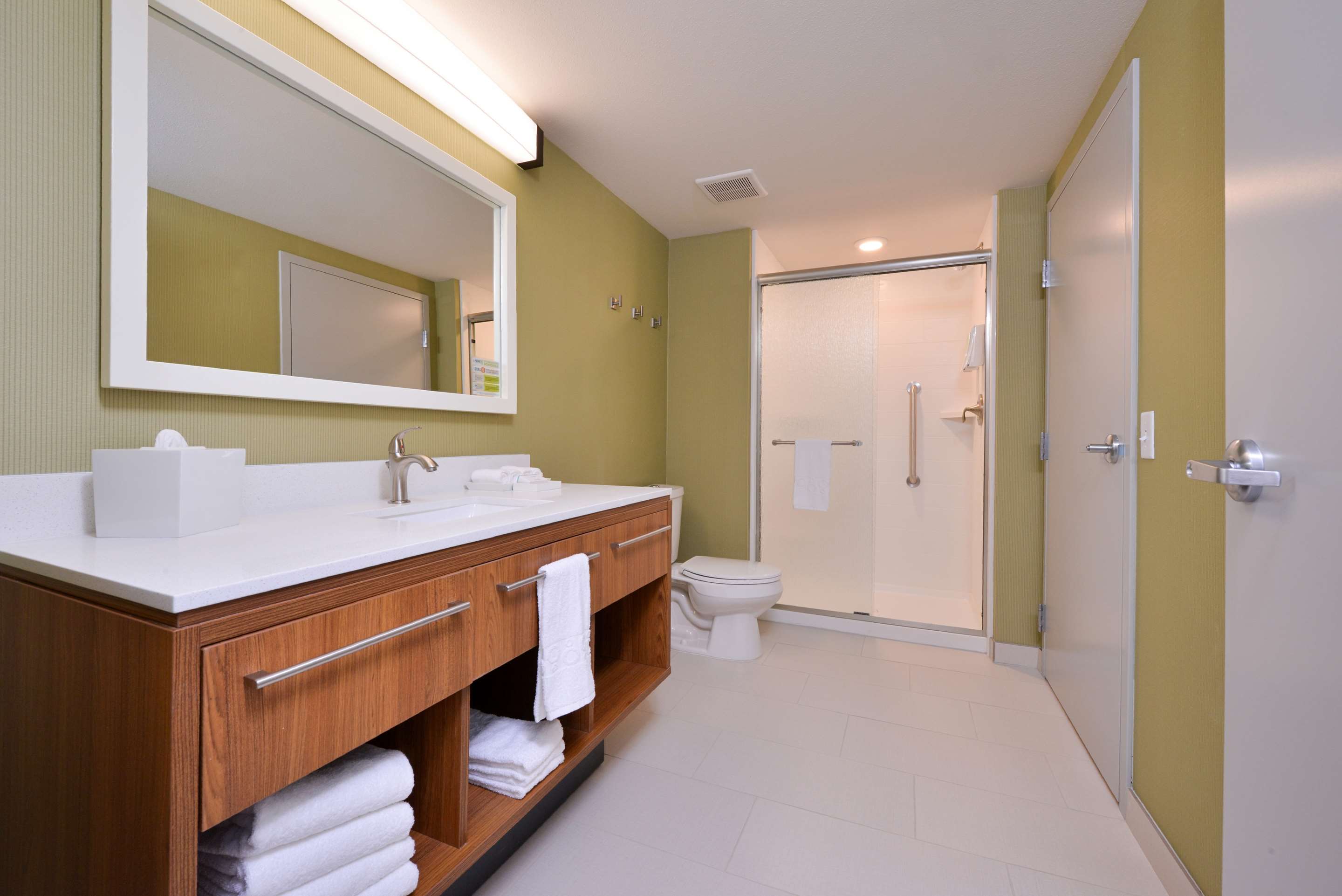 Guest room bath