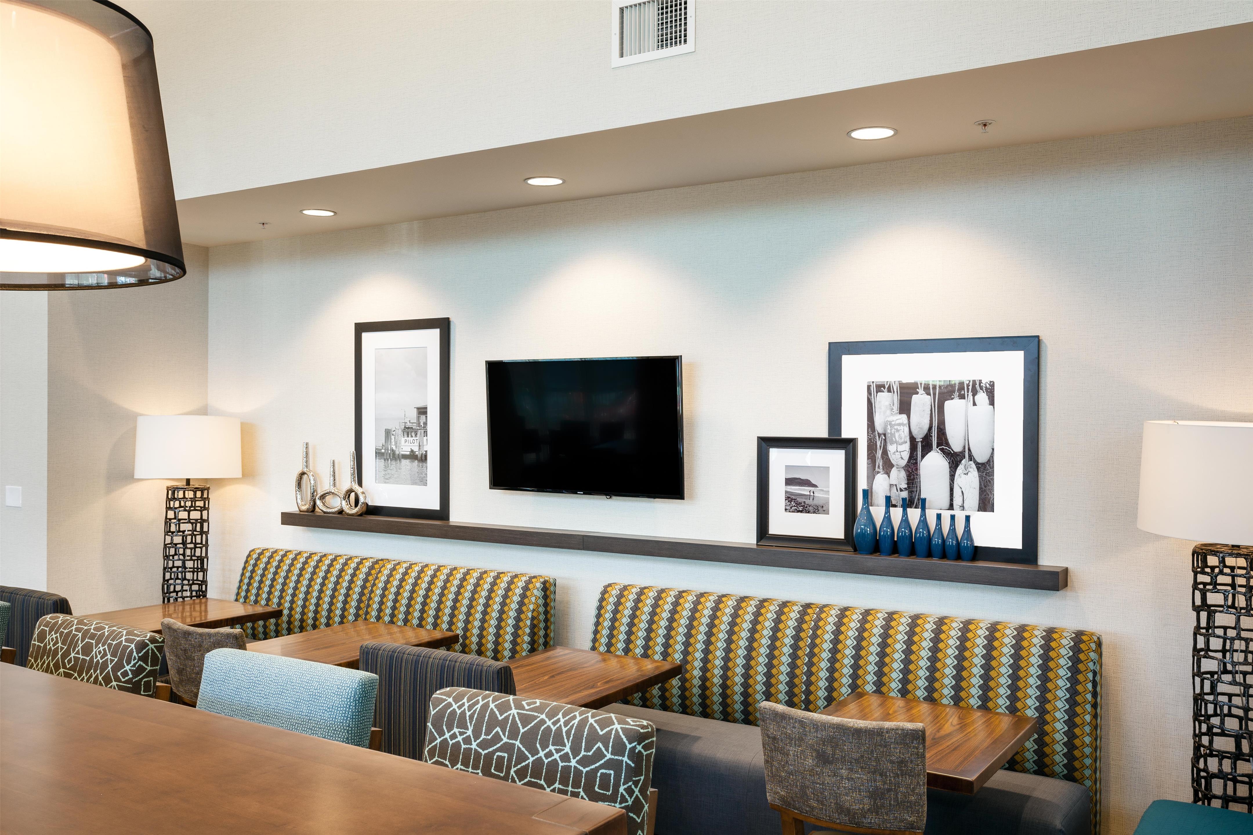 Reception | Hampton Inn & Suites by Hilton Seattle/Northgate
