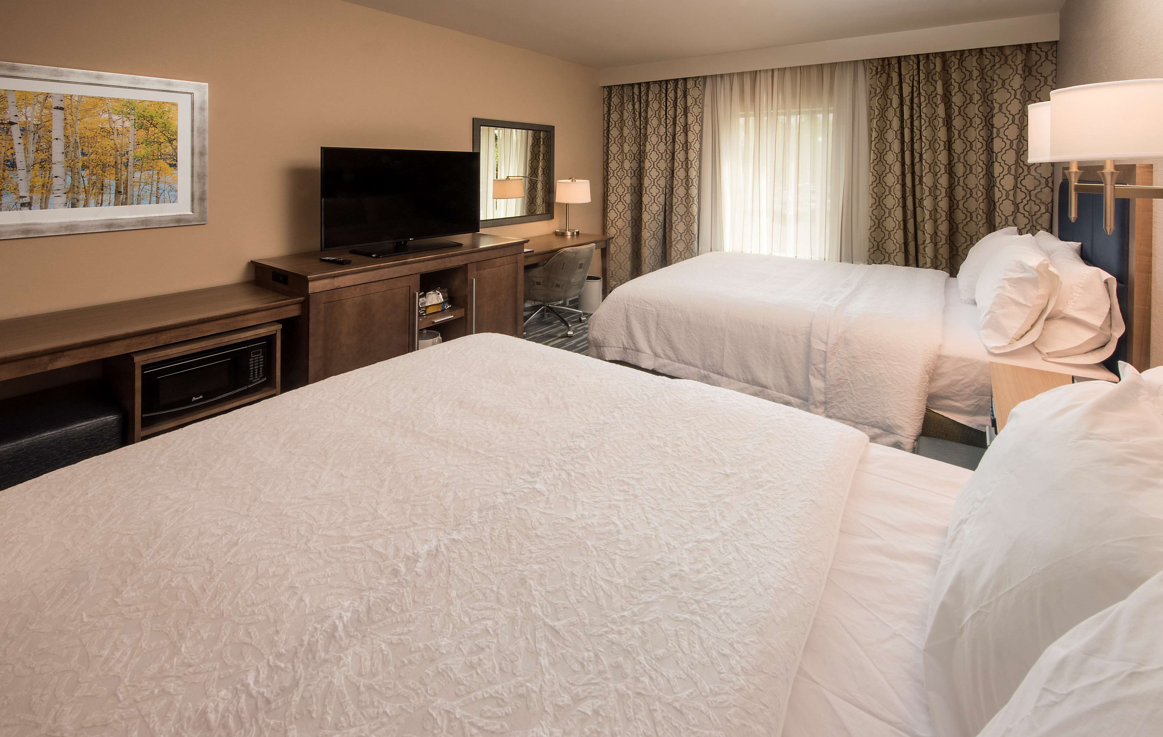 Hampton Inn & Suites by Hilton Seattle/Redmond Room Type - 2 QNS MICROWV FRIDGE NS