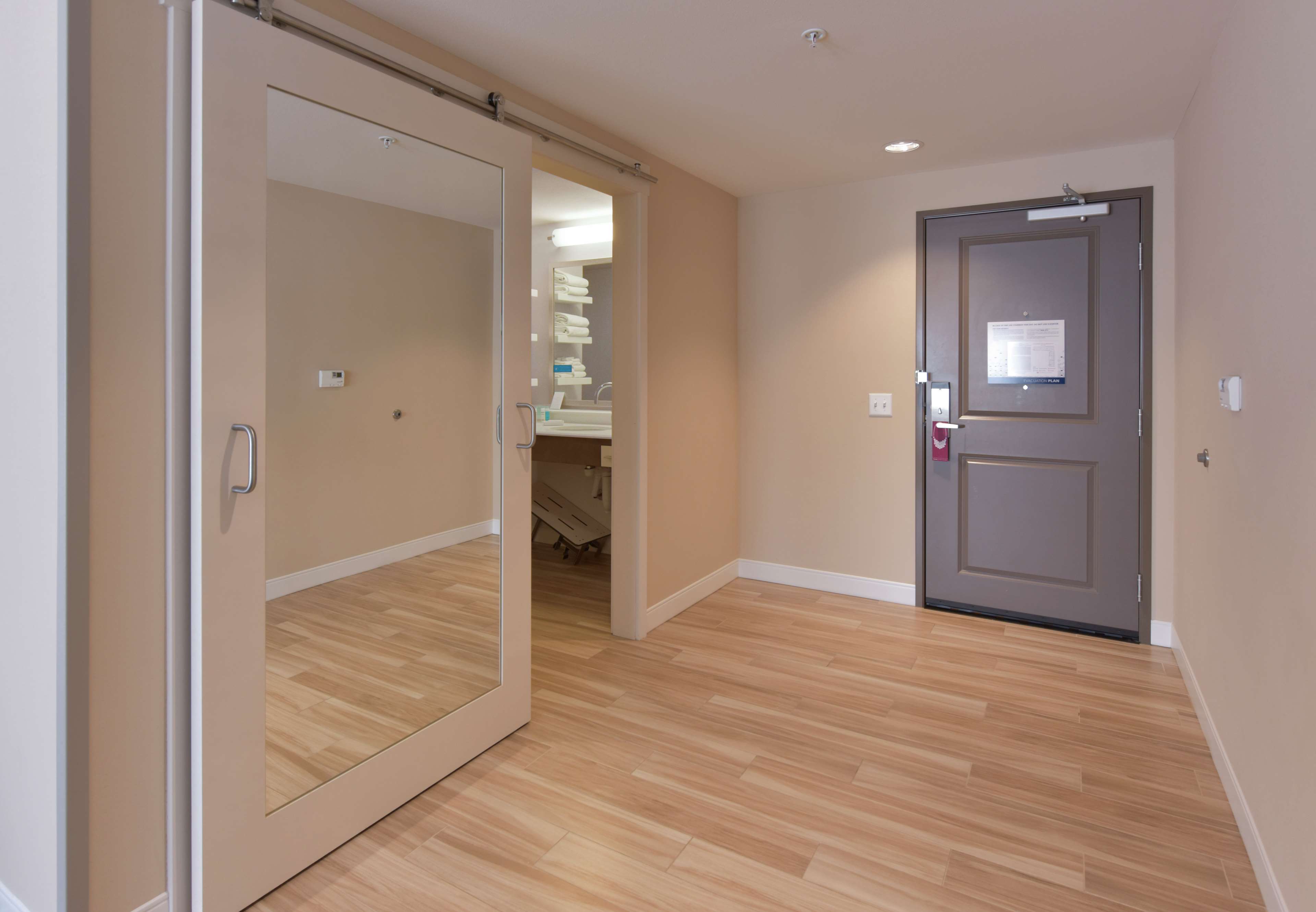 Hampton Inn & Suites by Hilton Seattle/Redmond Room Type - 2 QNS ACCESSIBLE W TUB NS