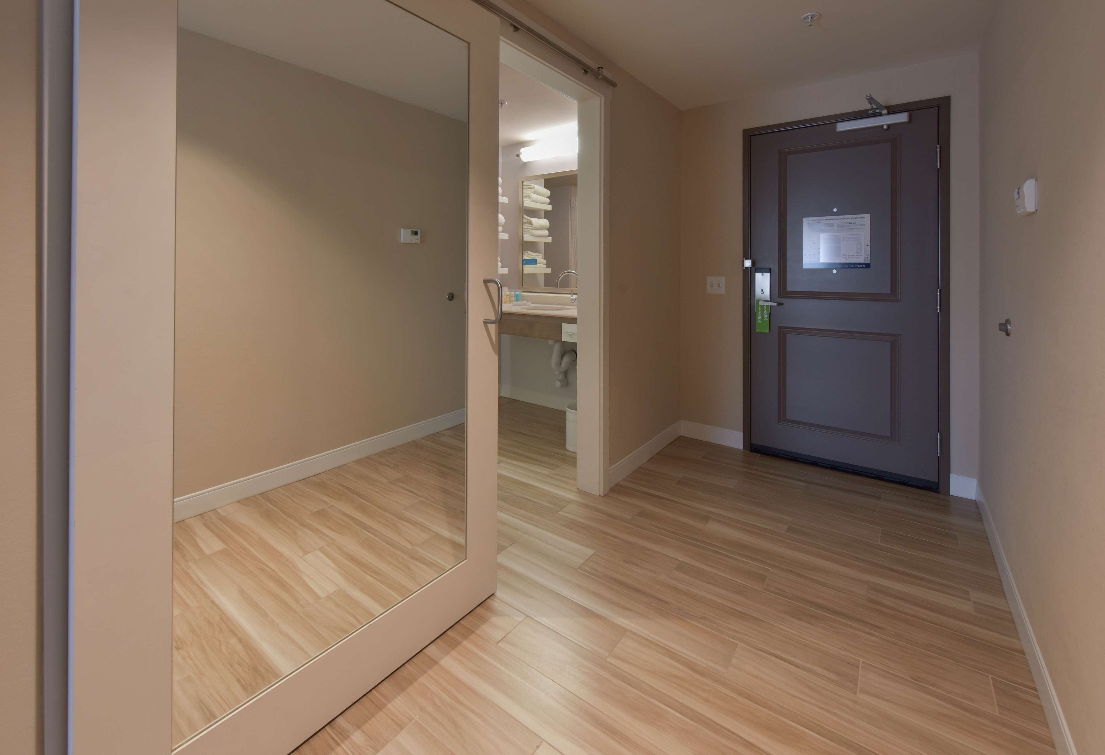 Hampton Inn & Suites by Hilton Seattle/Redmond Room Type - 1 KNG ACC ROLLIN SHWR NS