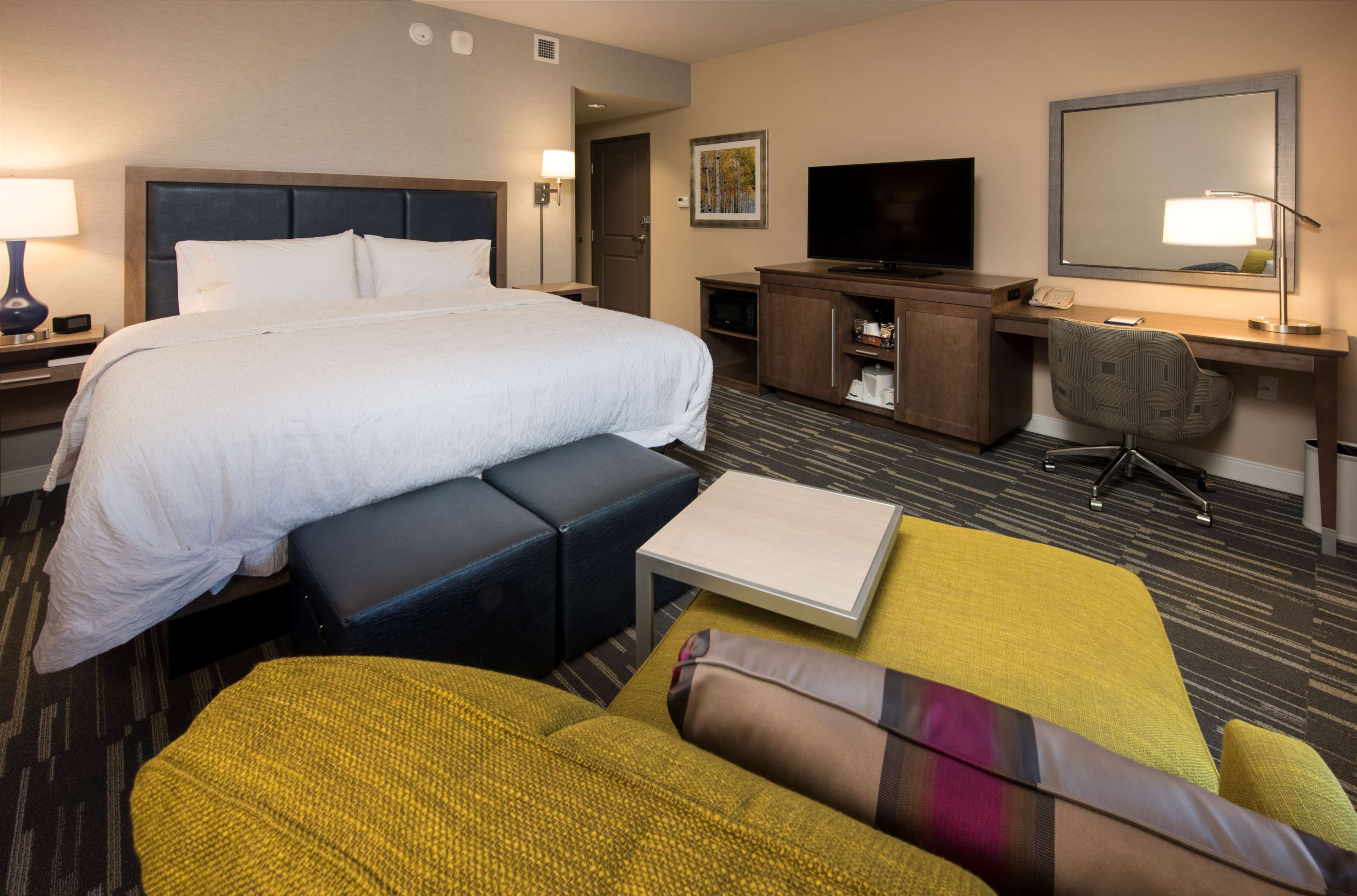 Hampton Inn & Suites by Hilton Seattle/Redmond Room Type - 1 KING MICROWV FRIDGE NS