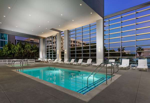 Pool - Hampton Inn & Suites Downtown Santa Monica