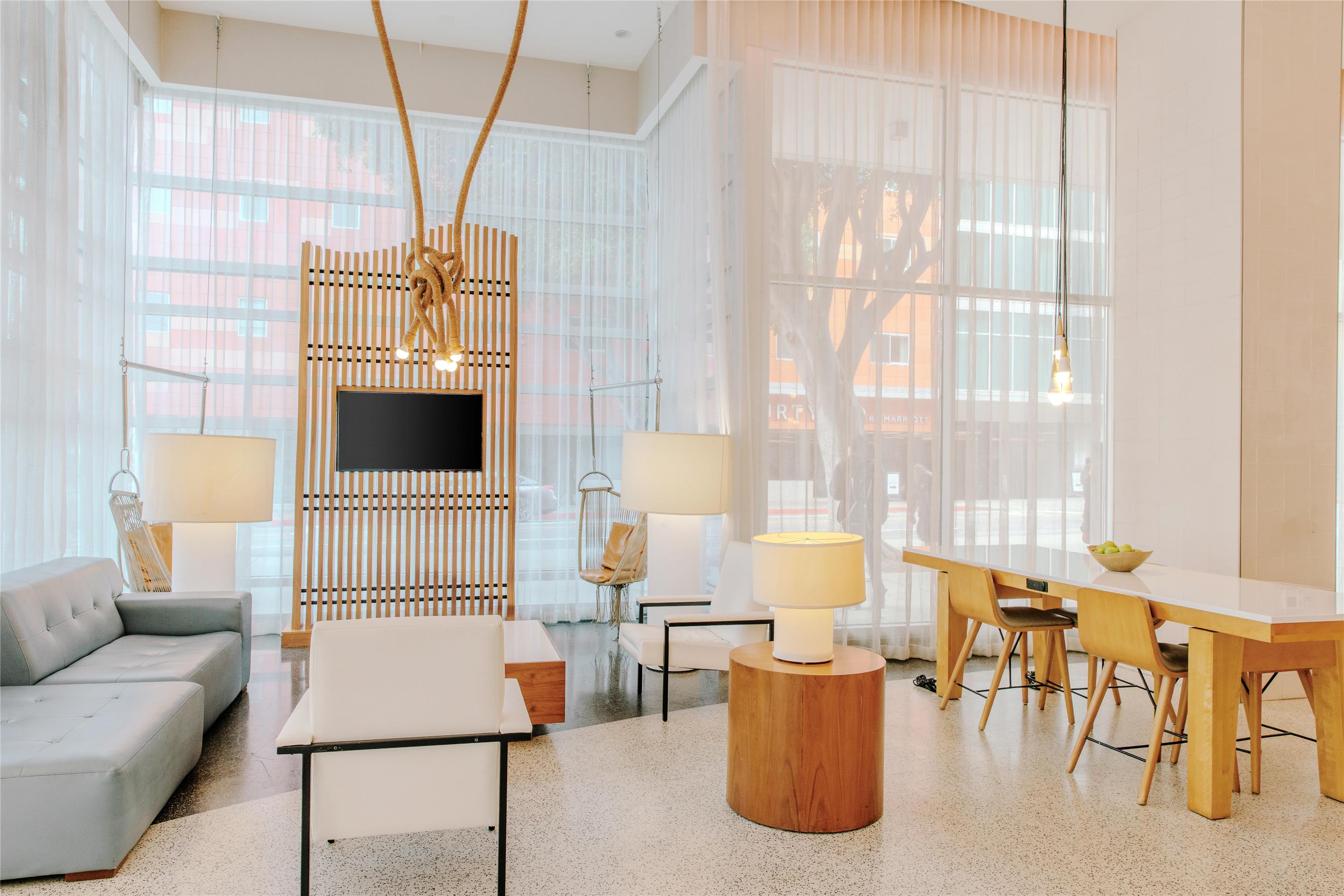 Lobby | Hampton Inn & Suites Santa Monica