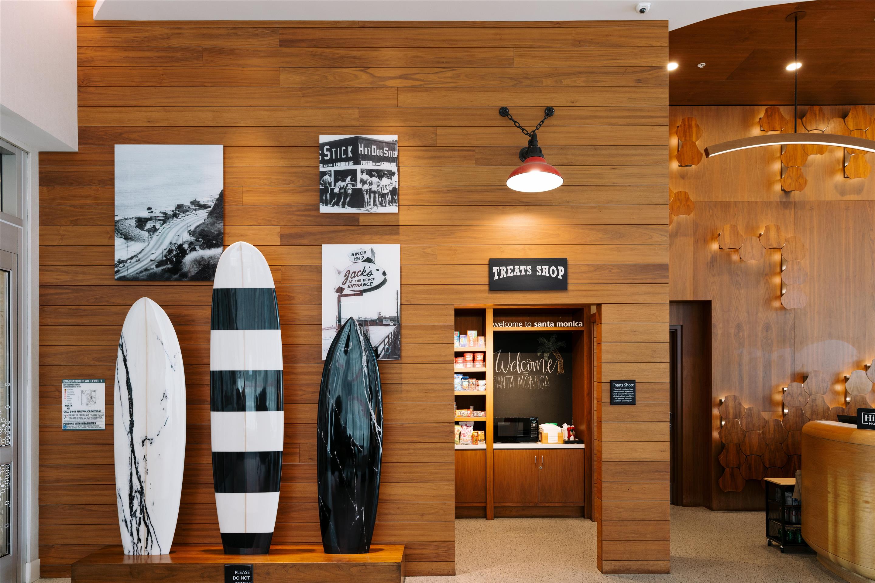 Lobby | Hampton Inn & Suites Santa Monica