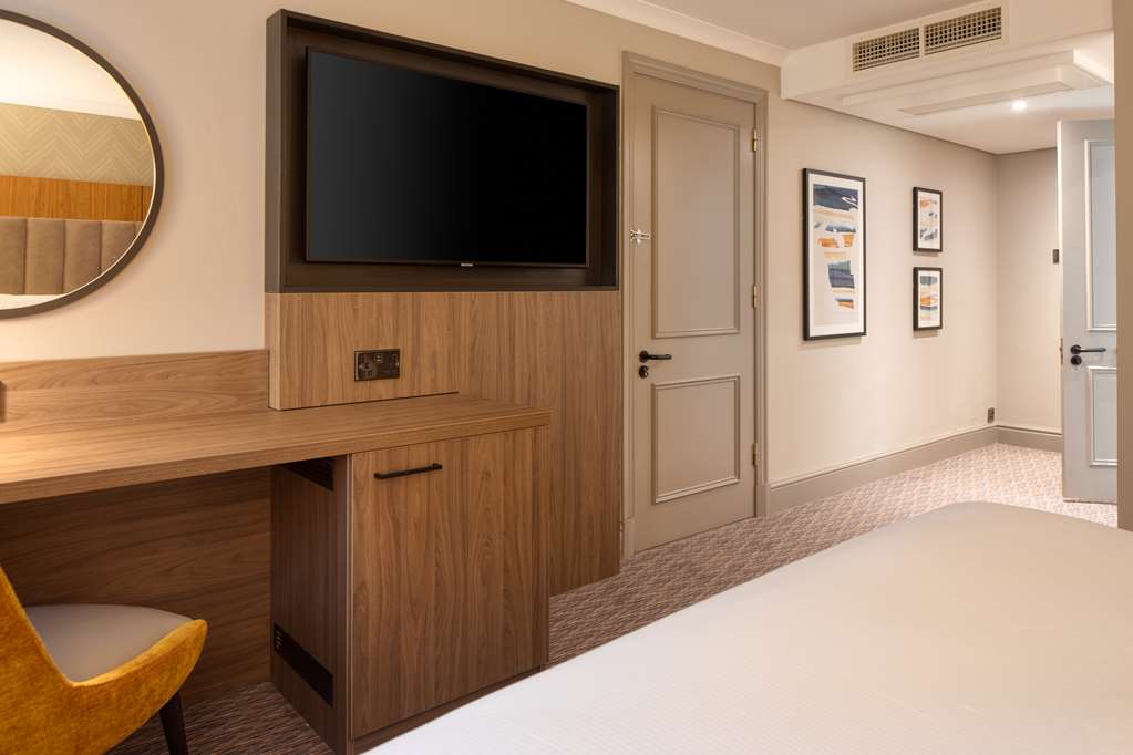 DoubleTree by Hilton Hotel Southampton - Tap to explore photos
