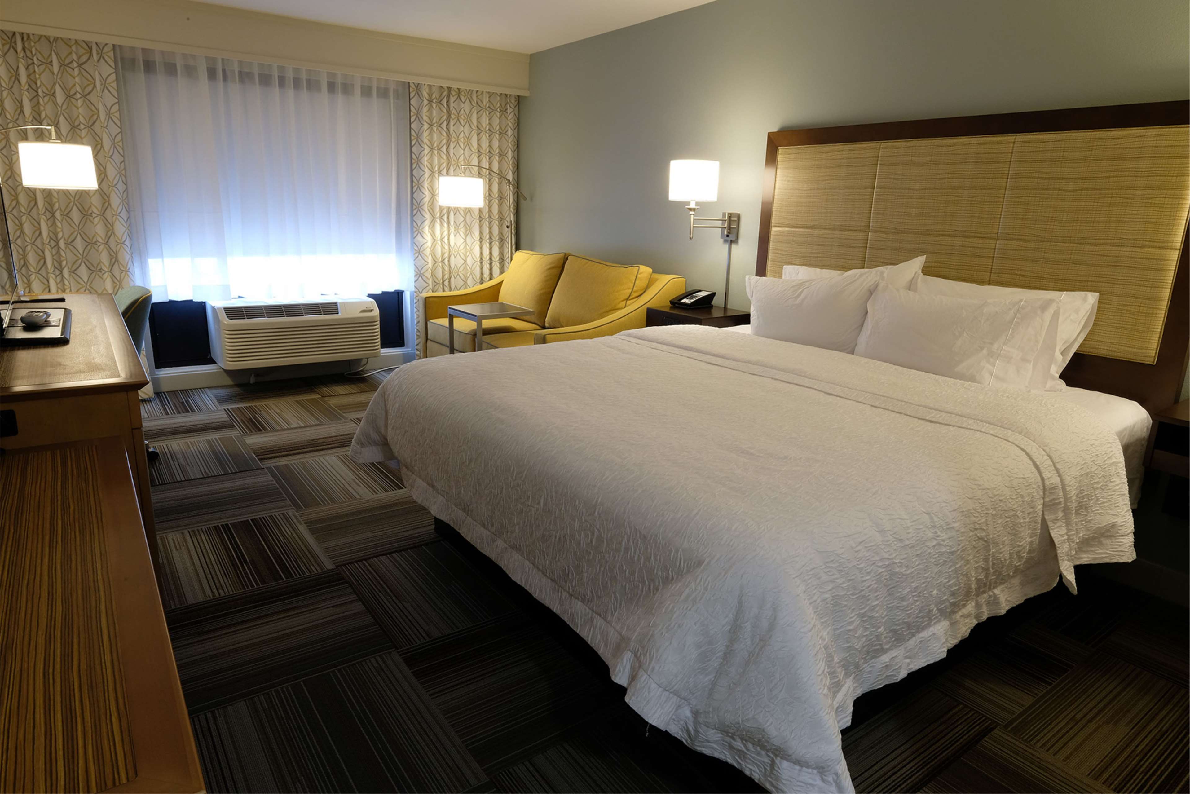 Hampton Inn Searcy Room Type - 1 KING SFBD MIC FRG NS