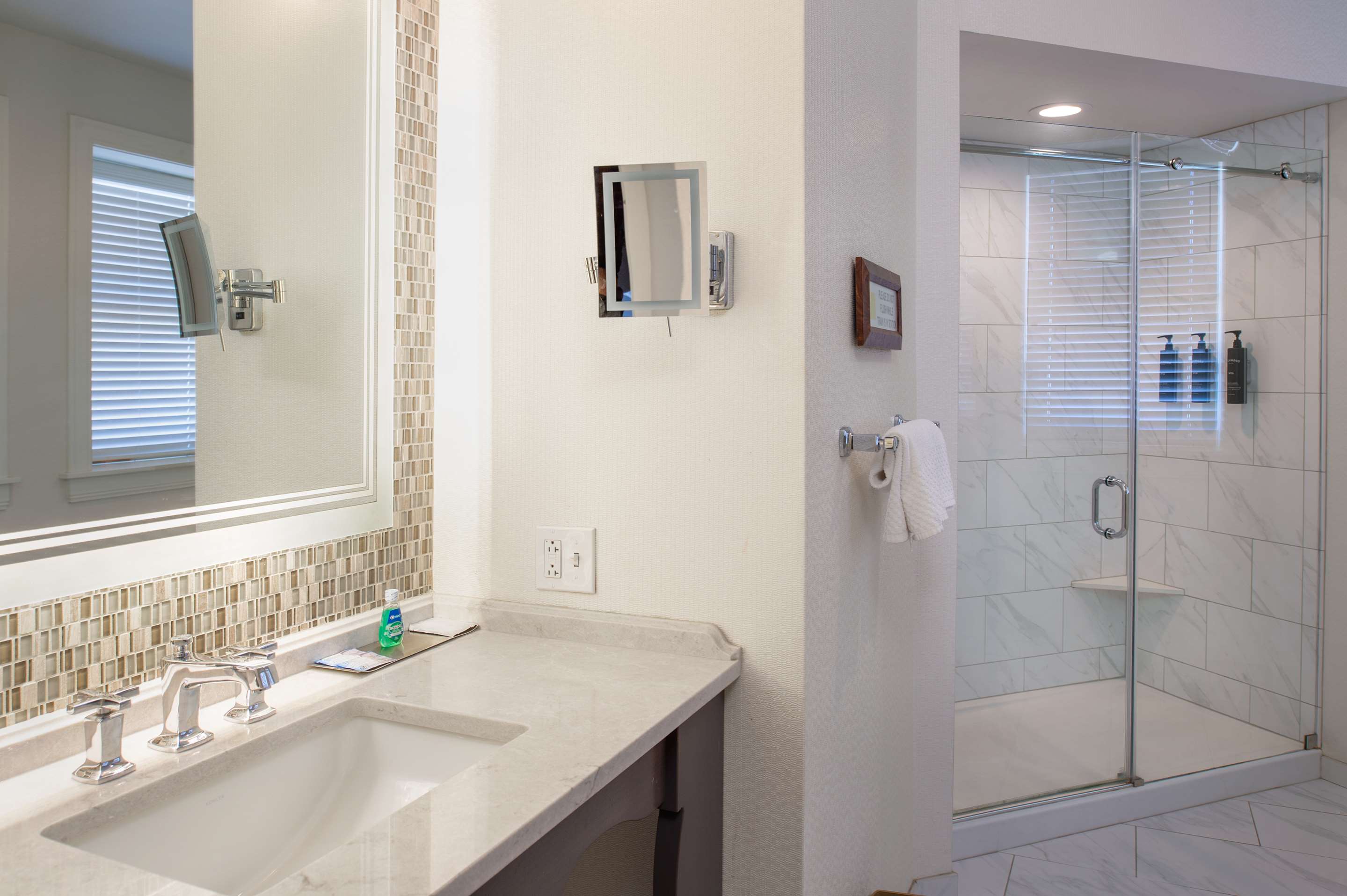 Guest room bath