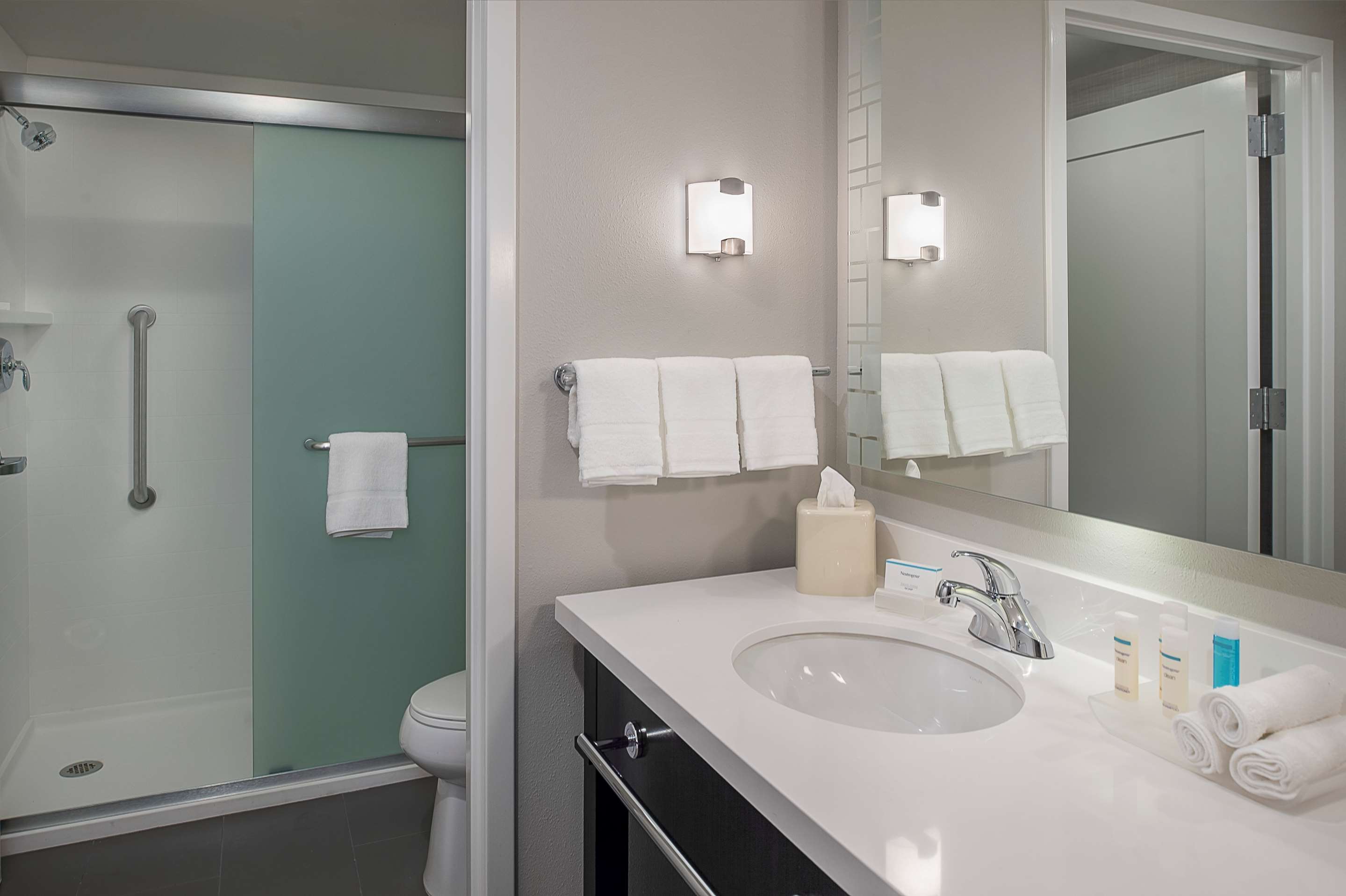 Guest room bath