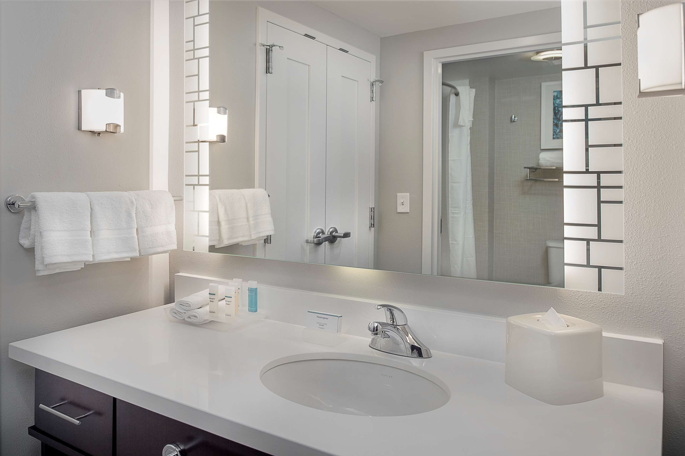 Guest room bath