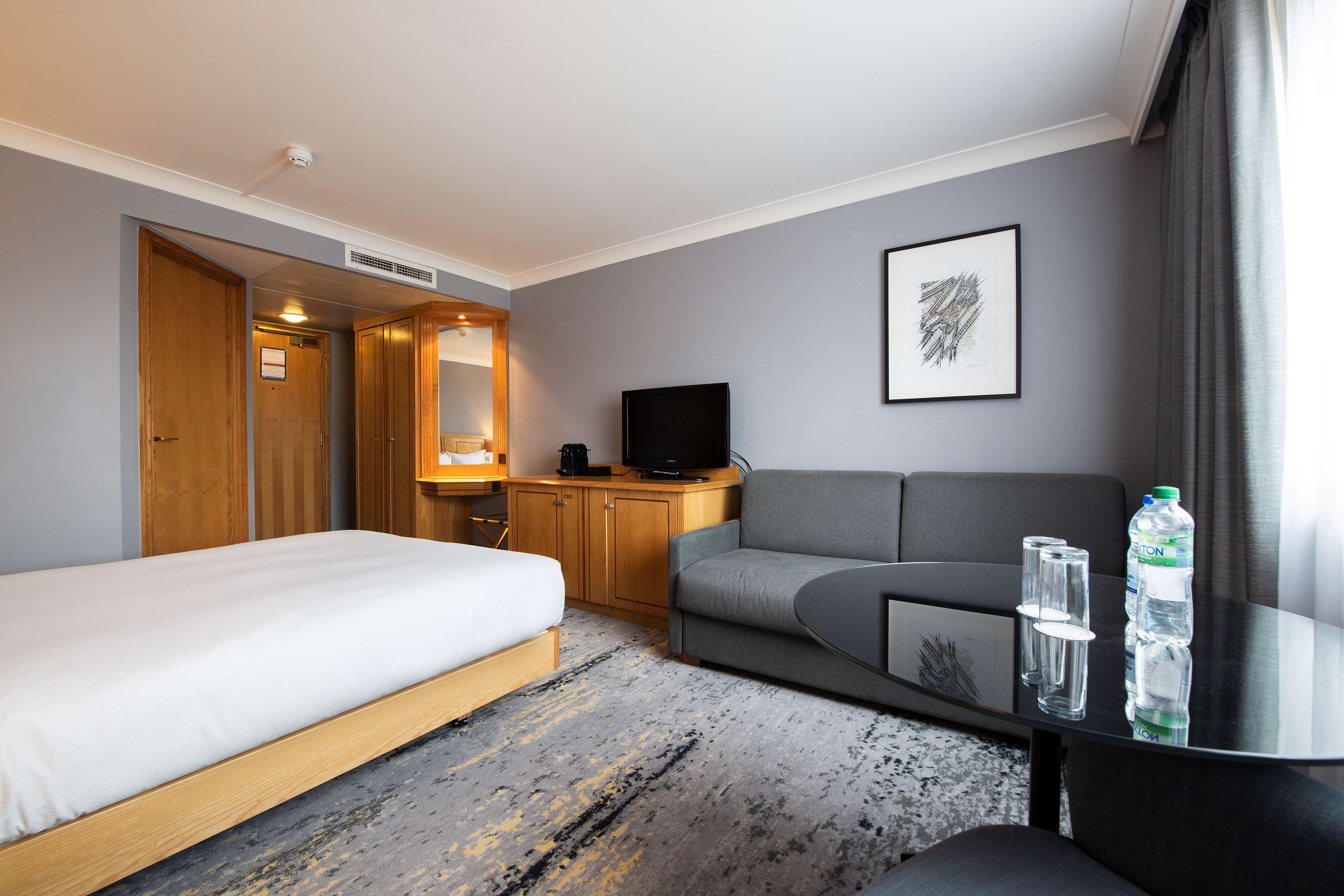 DoubleTree by Hilton Swindon Room Type - QUEEN DELUXE FAMILY ROOM
