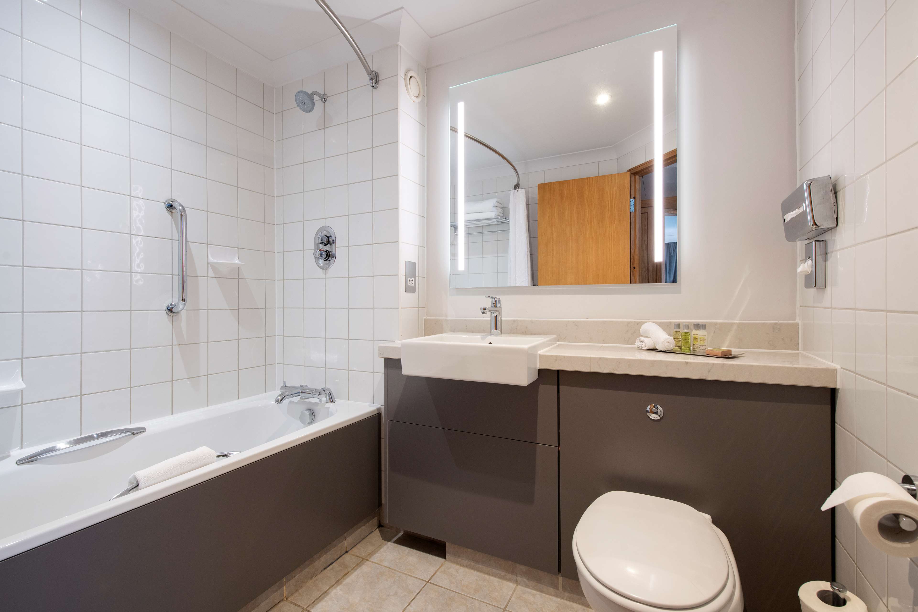 DoubleTree by Hilton Swindon Room Type - QUEEN FAMILY GUEST ROOM