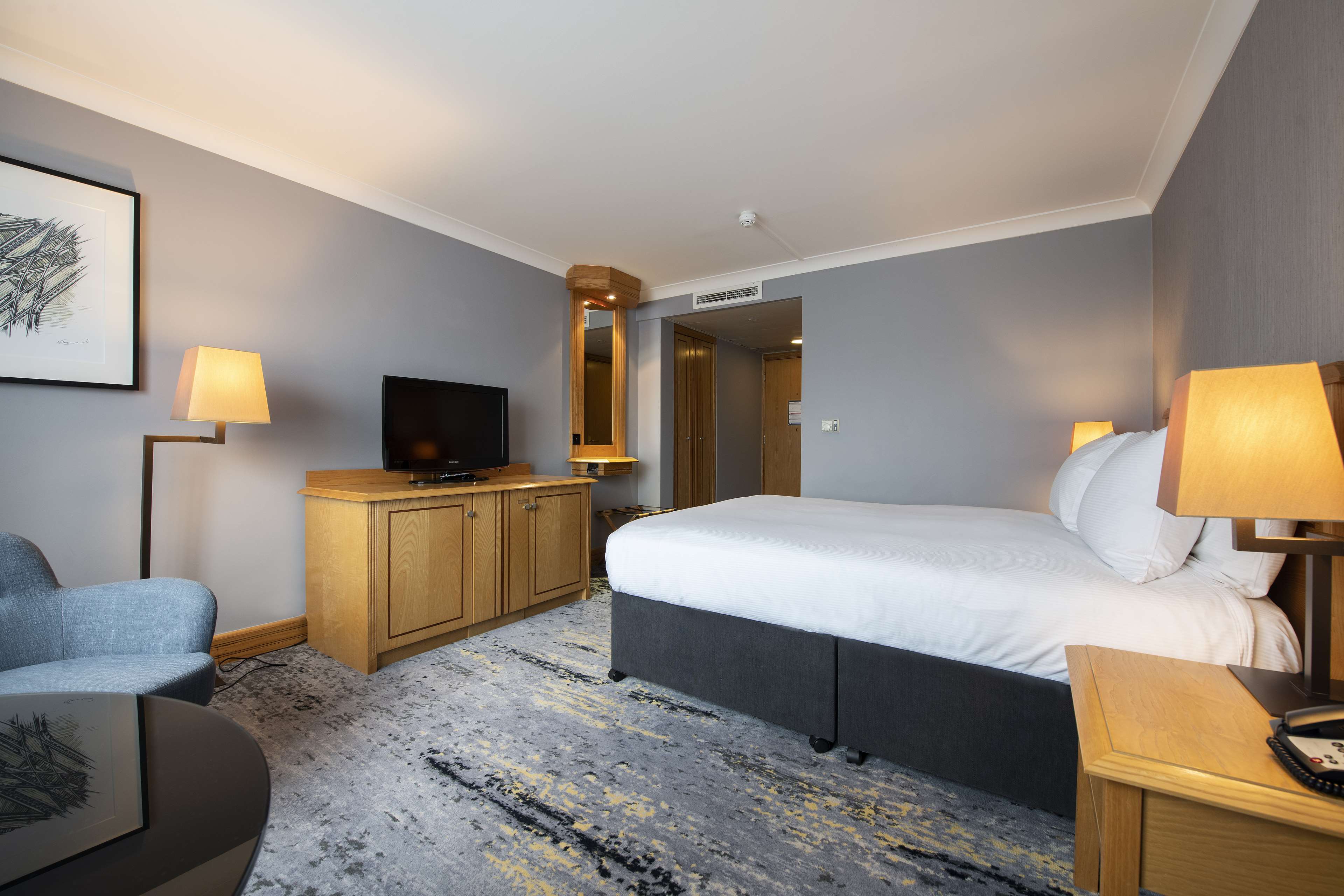 DoubleTree by Hilton Swindon Room Type - QUEEN GUEST ROOM