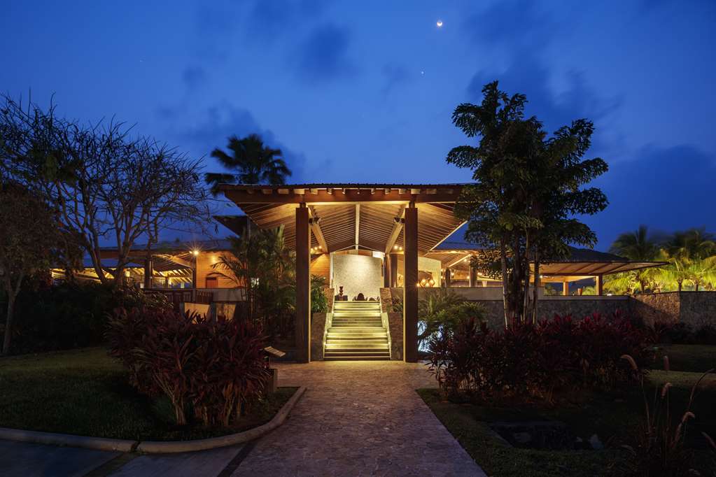Indura Beach & Golf Resort, Curio Coll