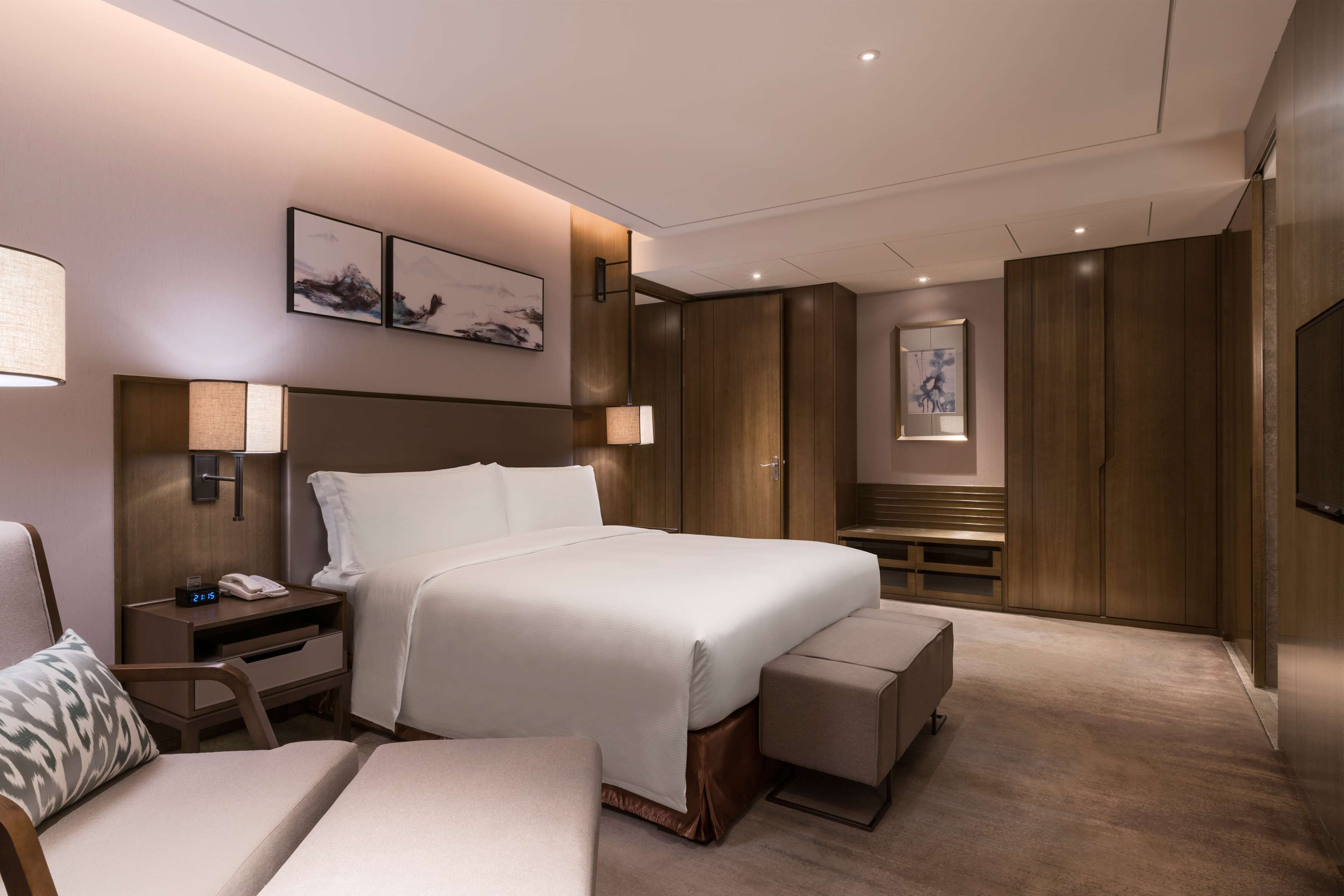 DoubleTree by Hilton Hotel Shiyan Room Type - KING DELUXE SUITE