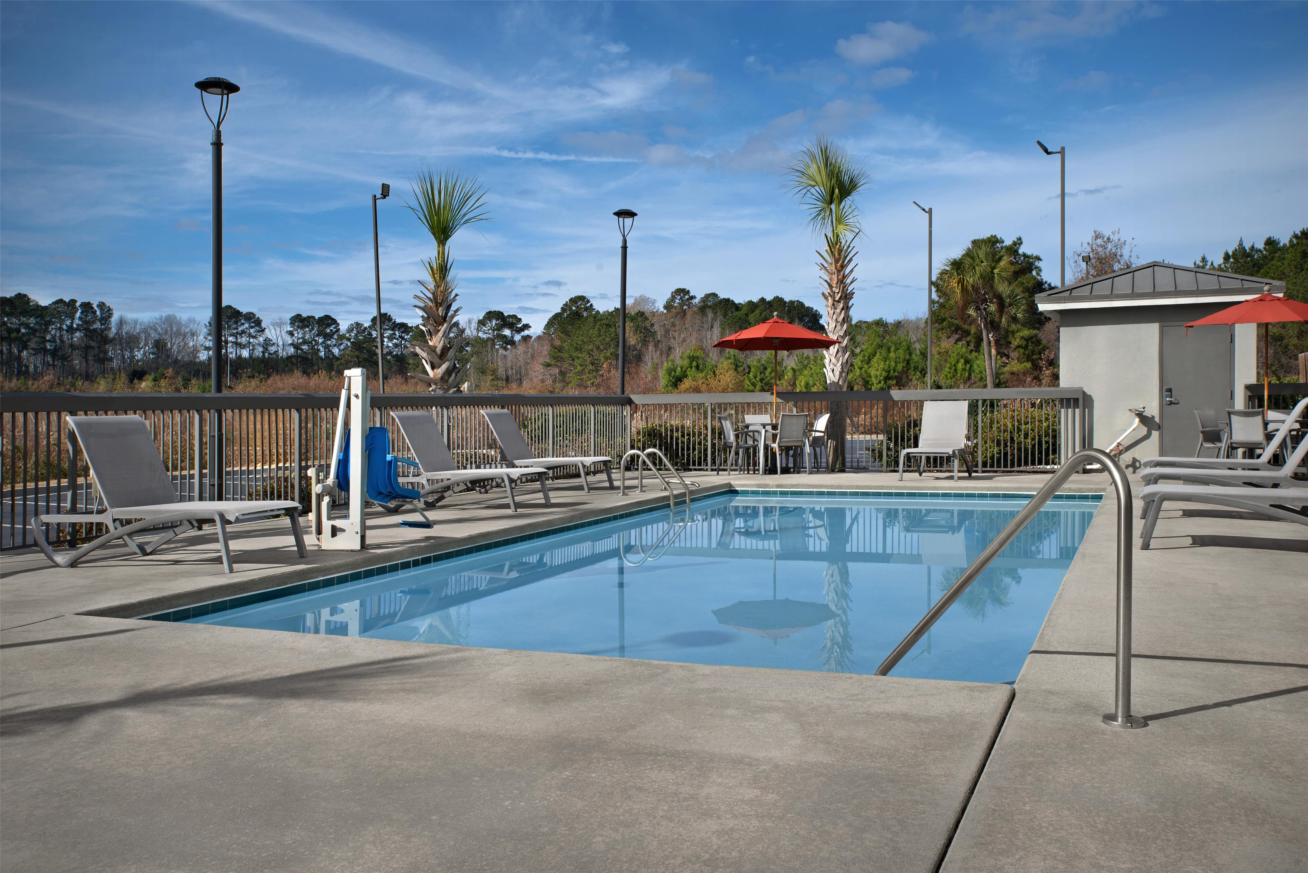 Pool | Hampton Inn Yemassee/Point South