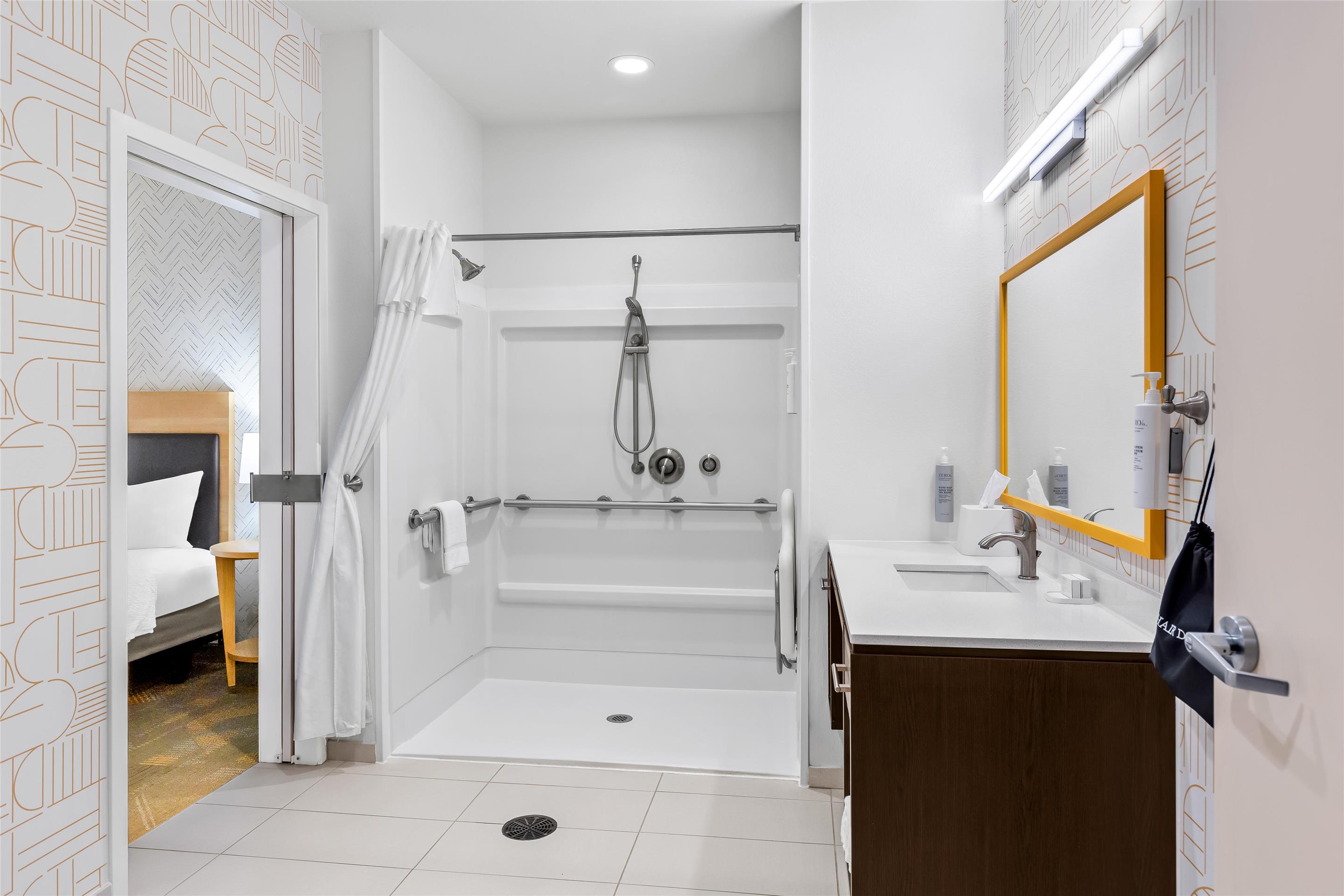 Guest room bath