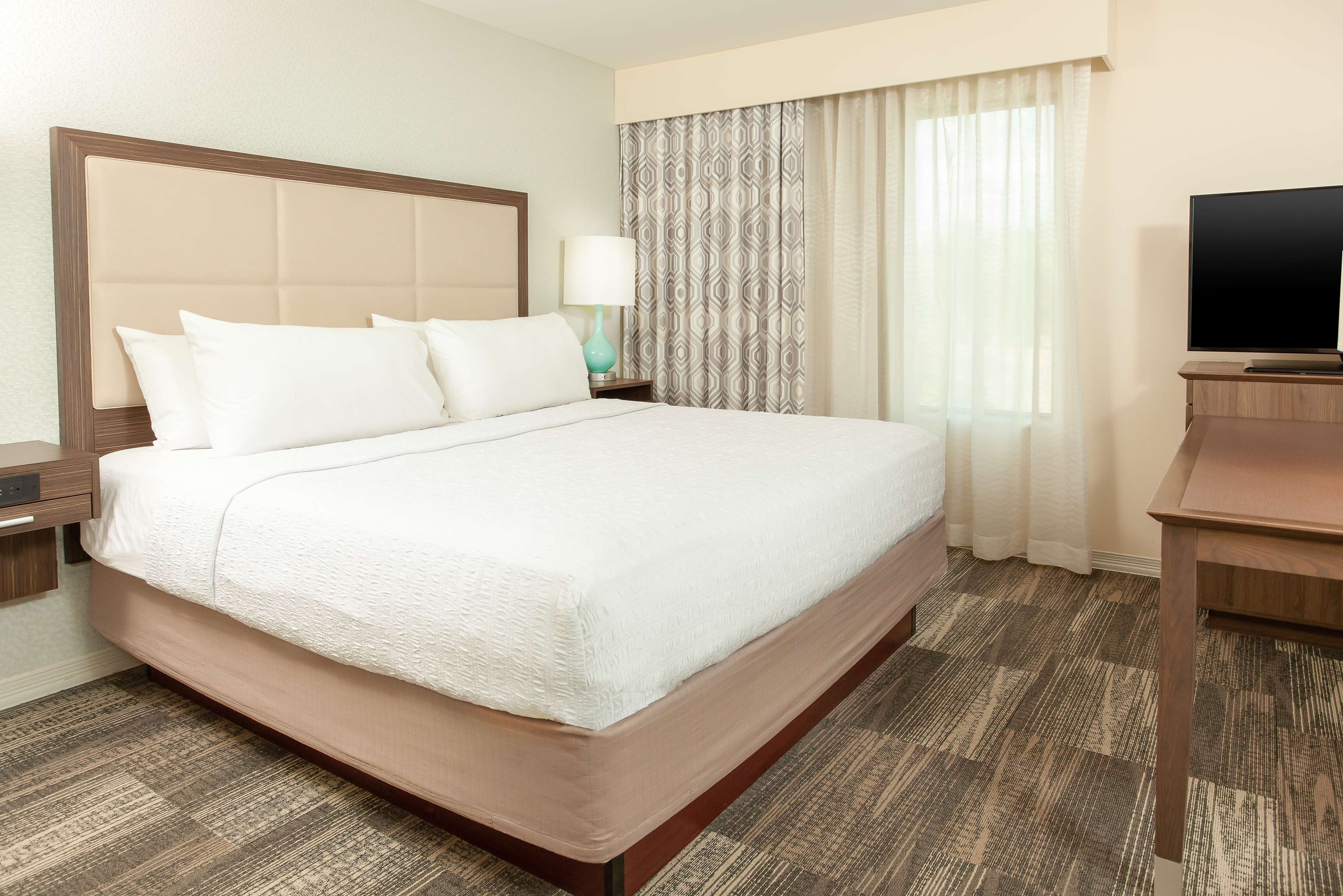 Hampton Inn & Suites Niles/Warren, OH Room Type - 1KN STDO MIC FRIDG WTBR NS