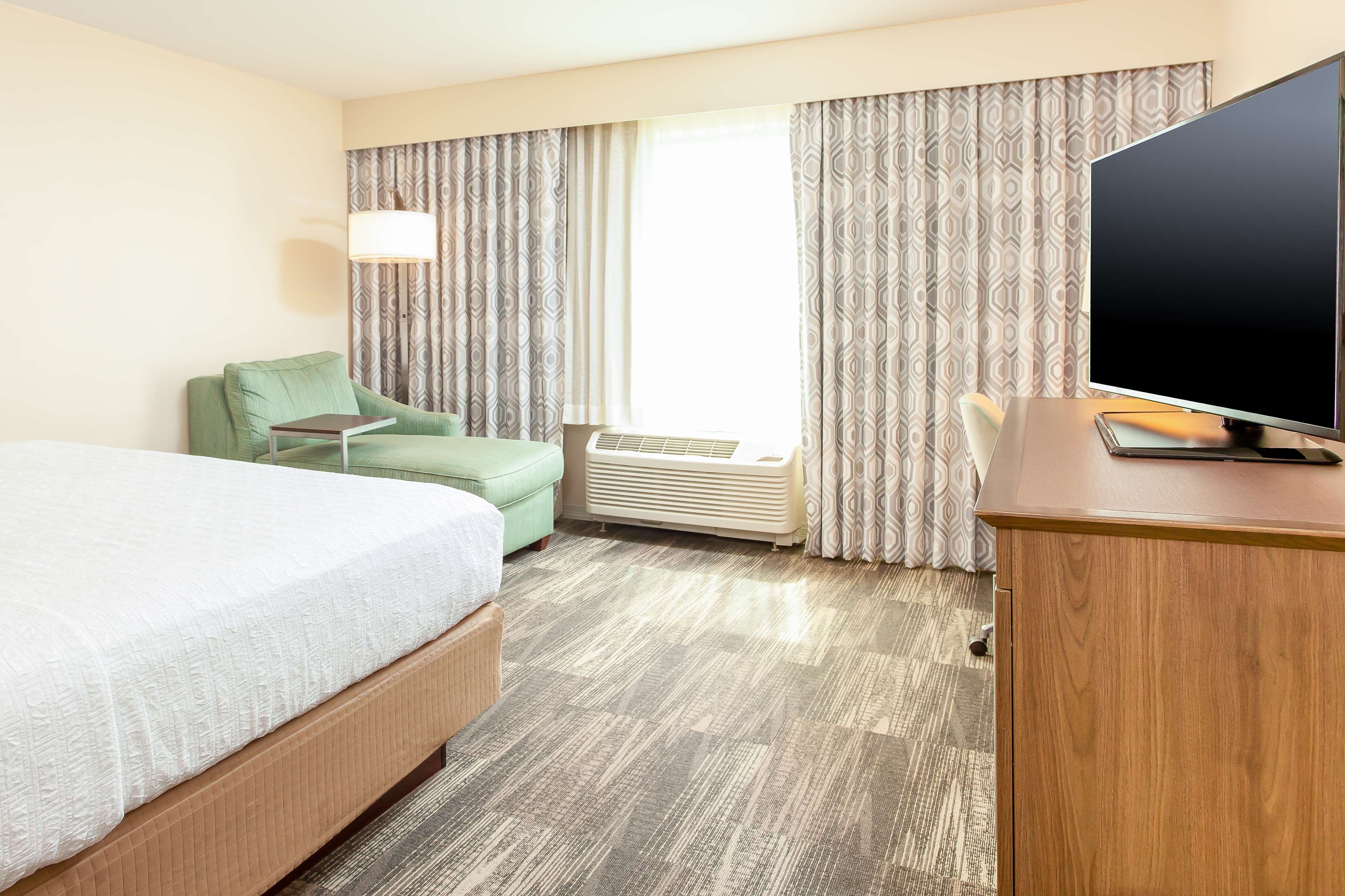 Hampton Inn & Suites Niles/Warren, OH Room Type - 1 KNG ACCESSIBLE TUB NS