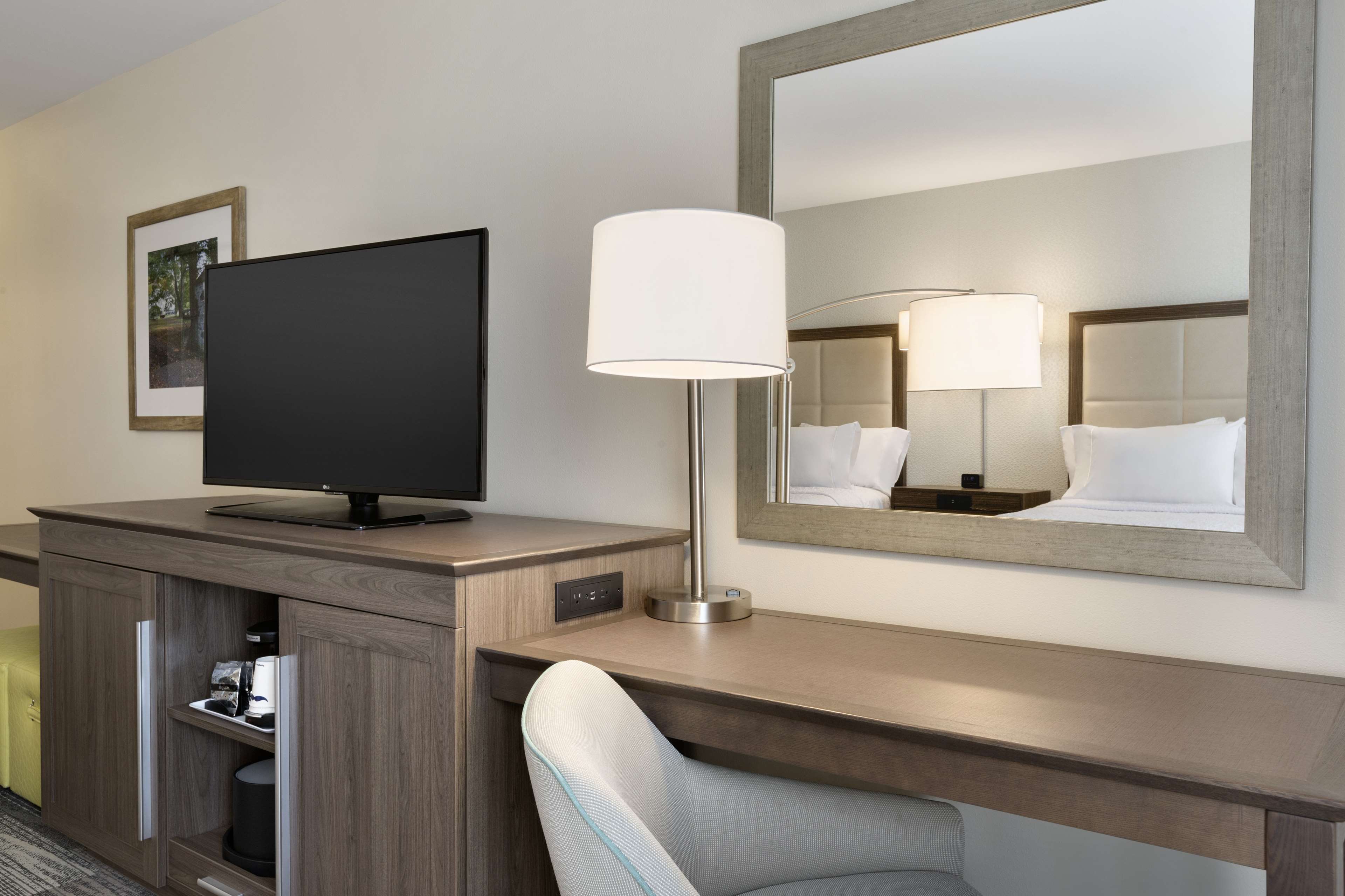 Hampton Inn & Suites Niles/Warren, OH Room Type - 2 QUEENS W FRIDGE NOSMOK