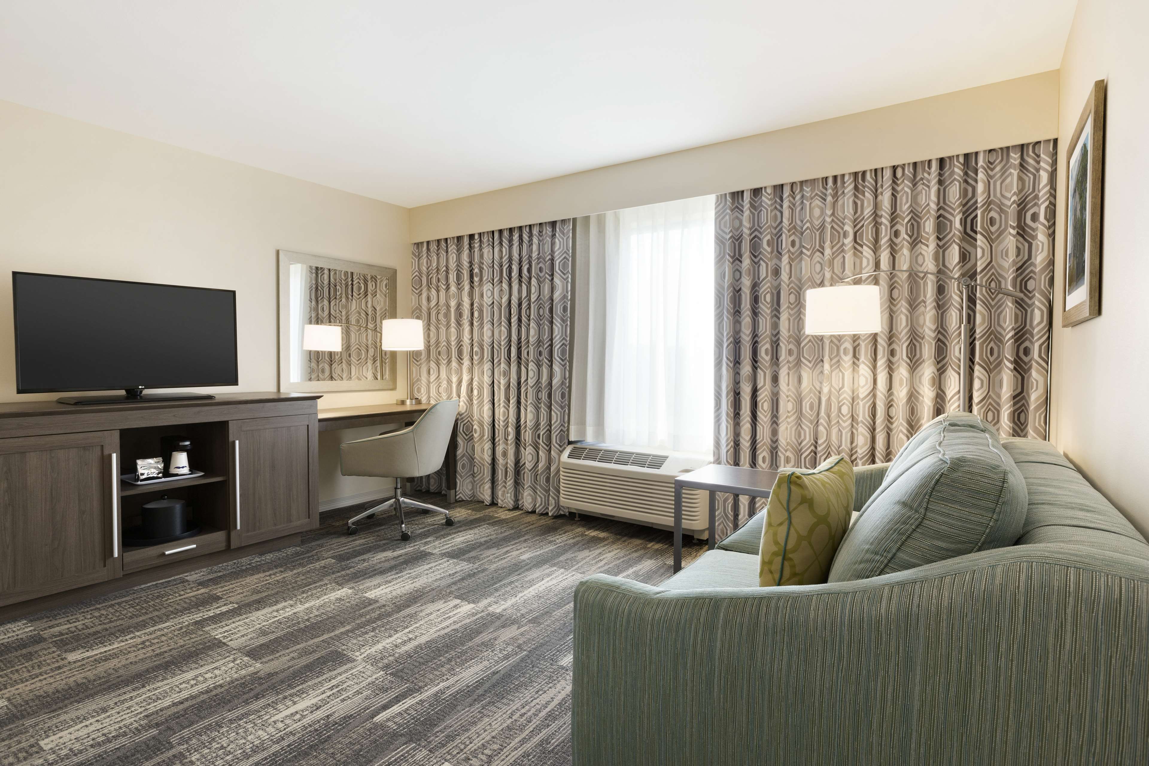 Hampton Inn & Suites Niles/Warren, OH Room Type - 1 KING SFBD FRIDGE  NS