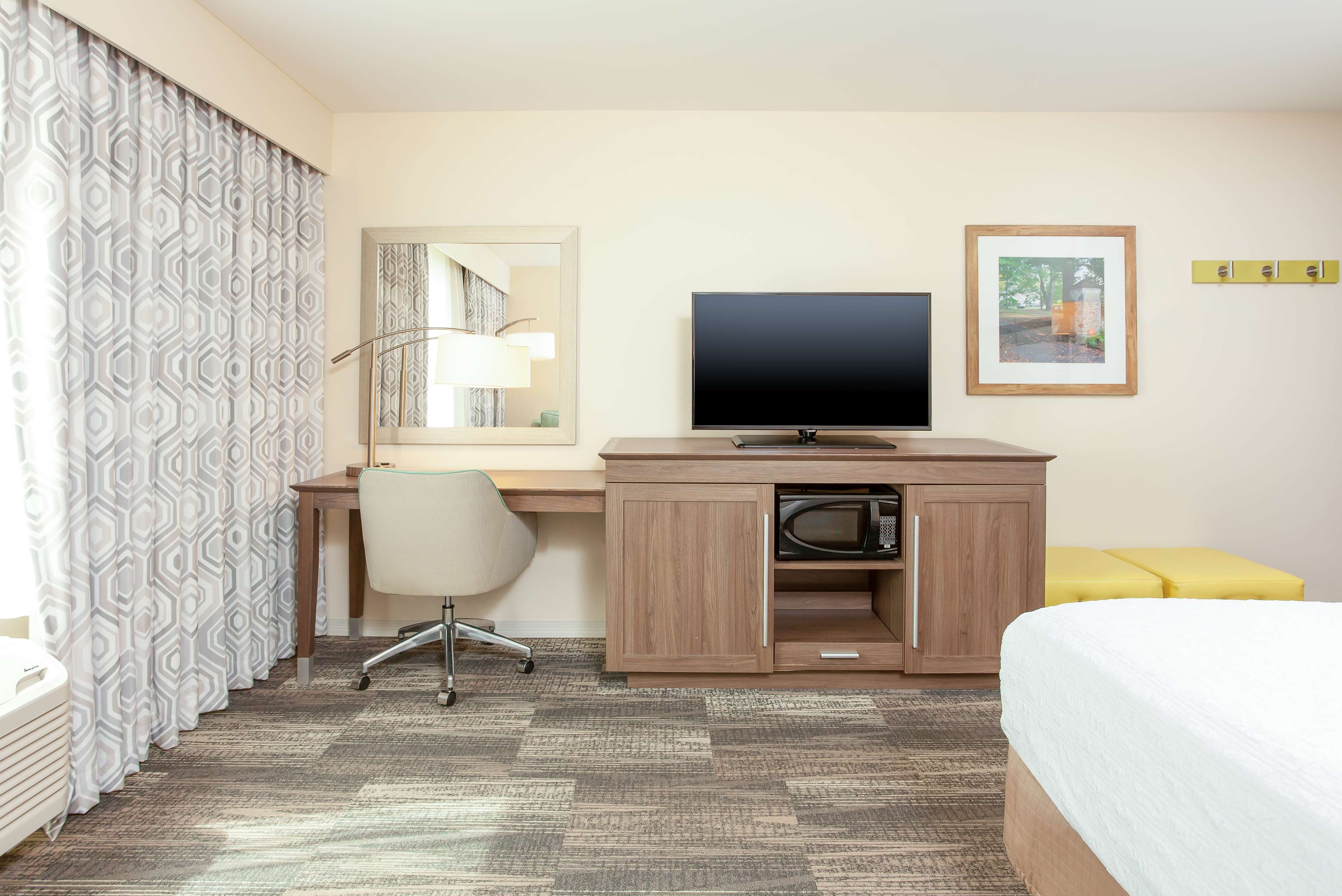Hampton Inn & Suites Niles/Warren, OH Room Type - 1KING W FRIDGE NONSMOKING