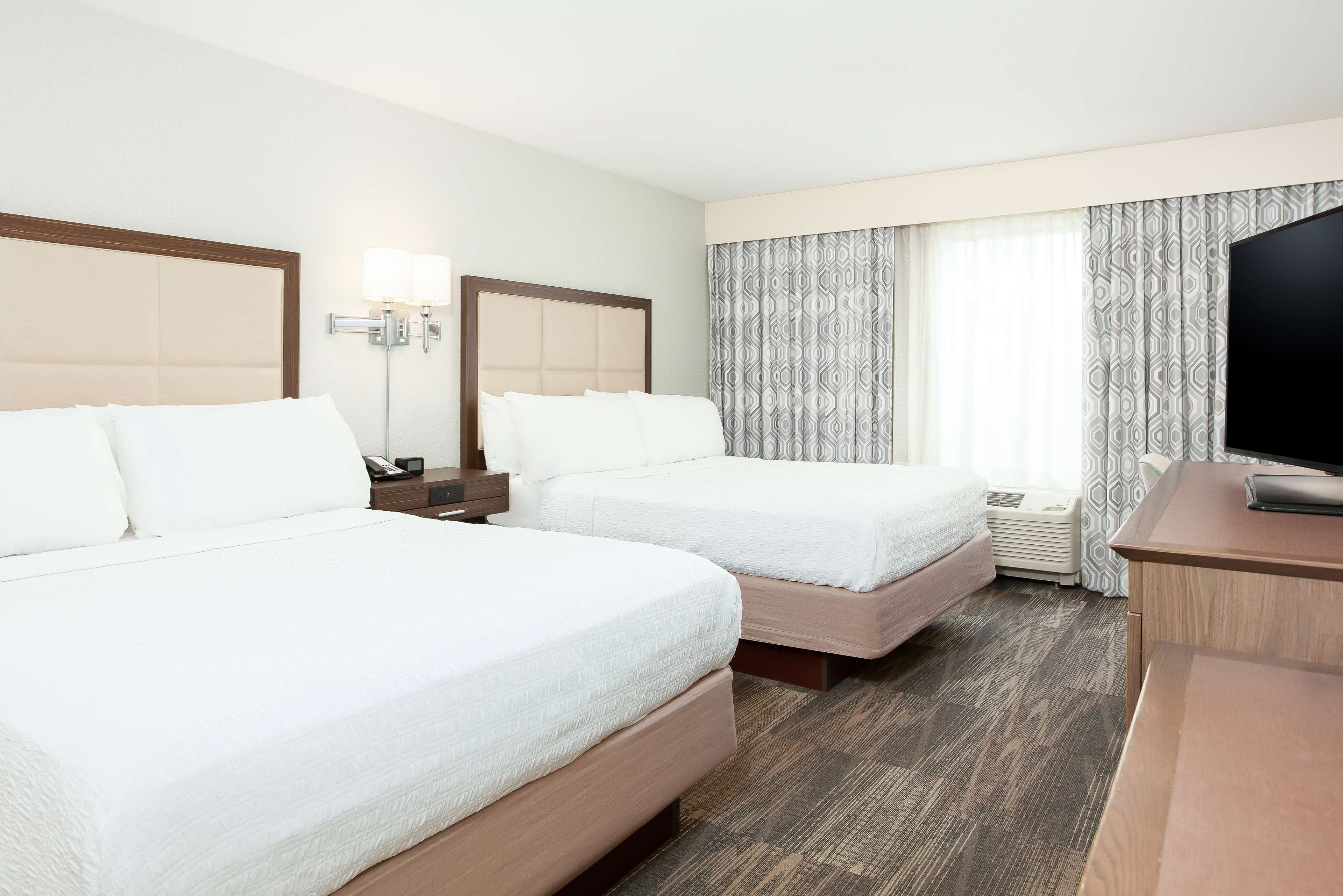 Hampton Inn & Suites Niles/Warren, OH Room Type - 2 QNS ACCESSIBLE W TUB NS