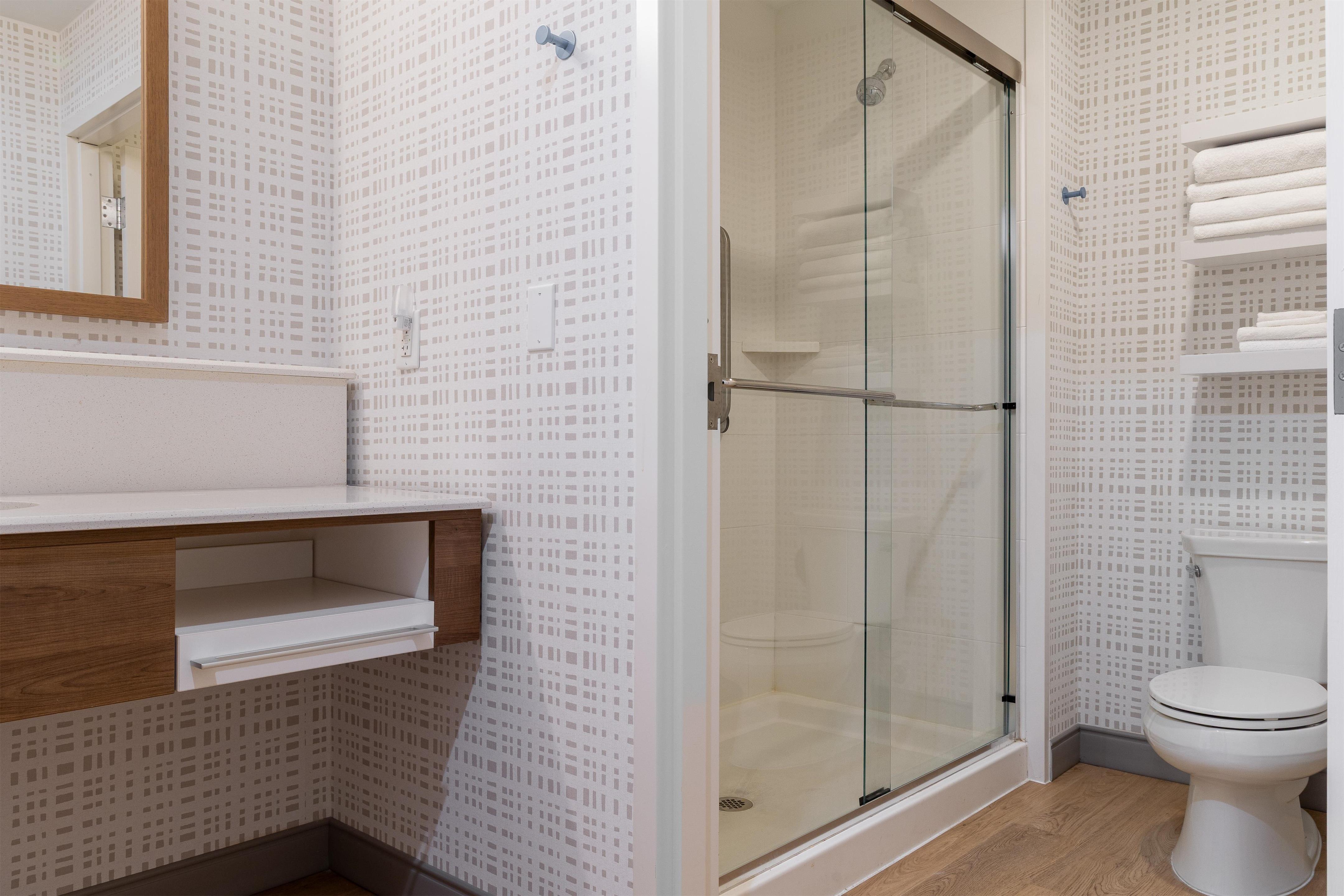 Guest room bath