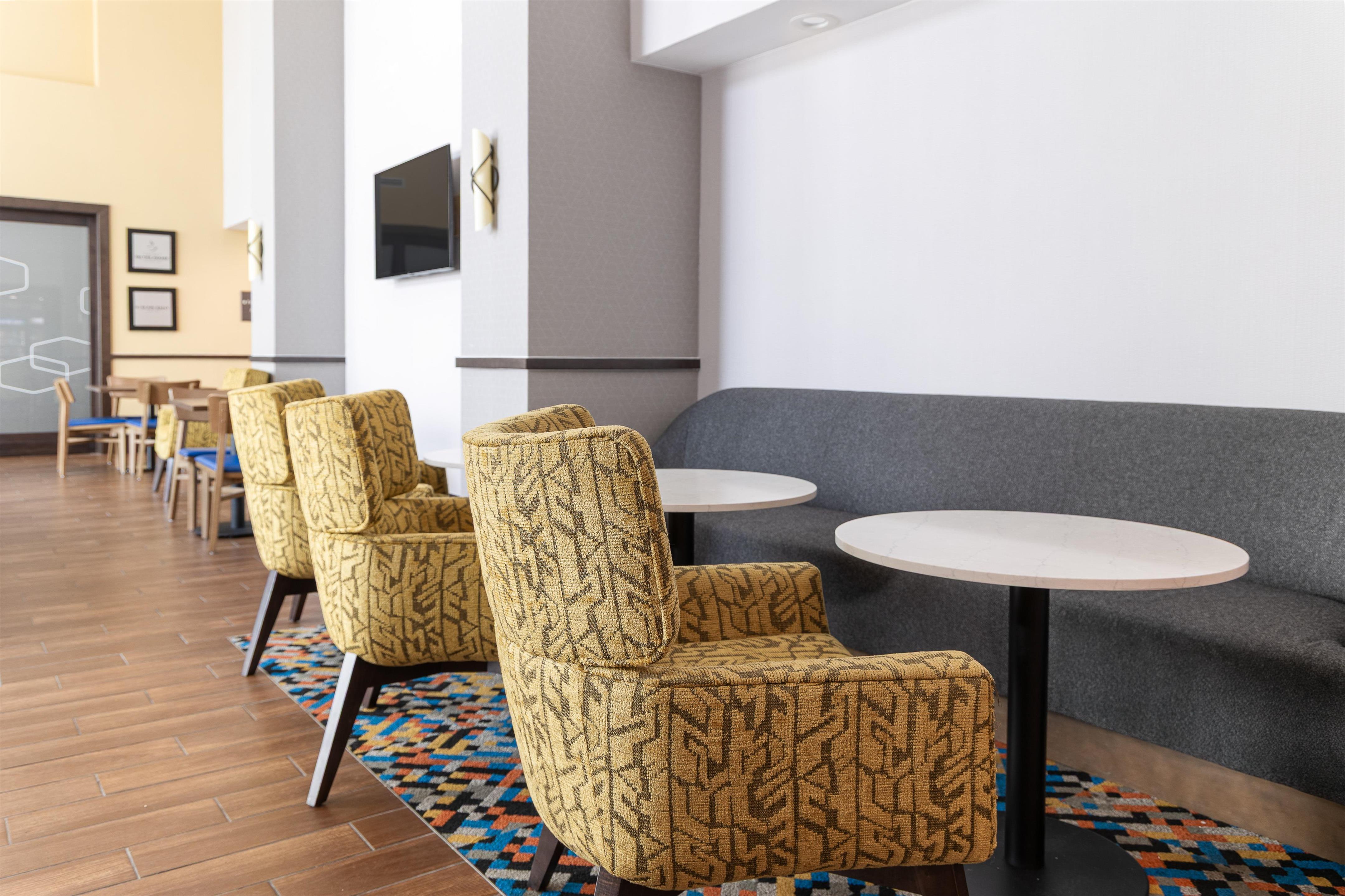 Lobby | Hampton Inn & Suites Niles/Warren