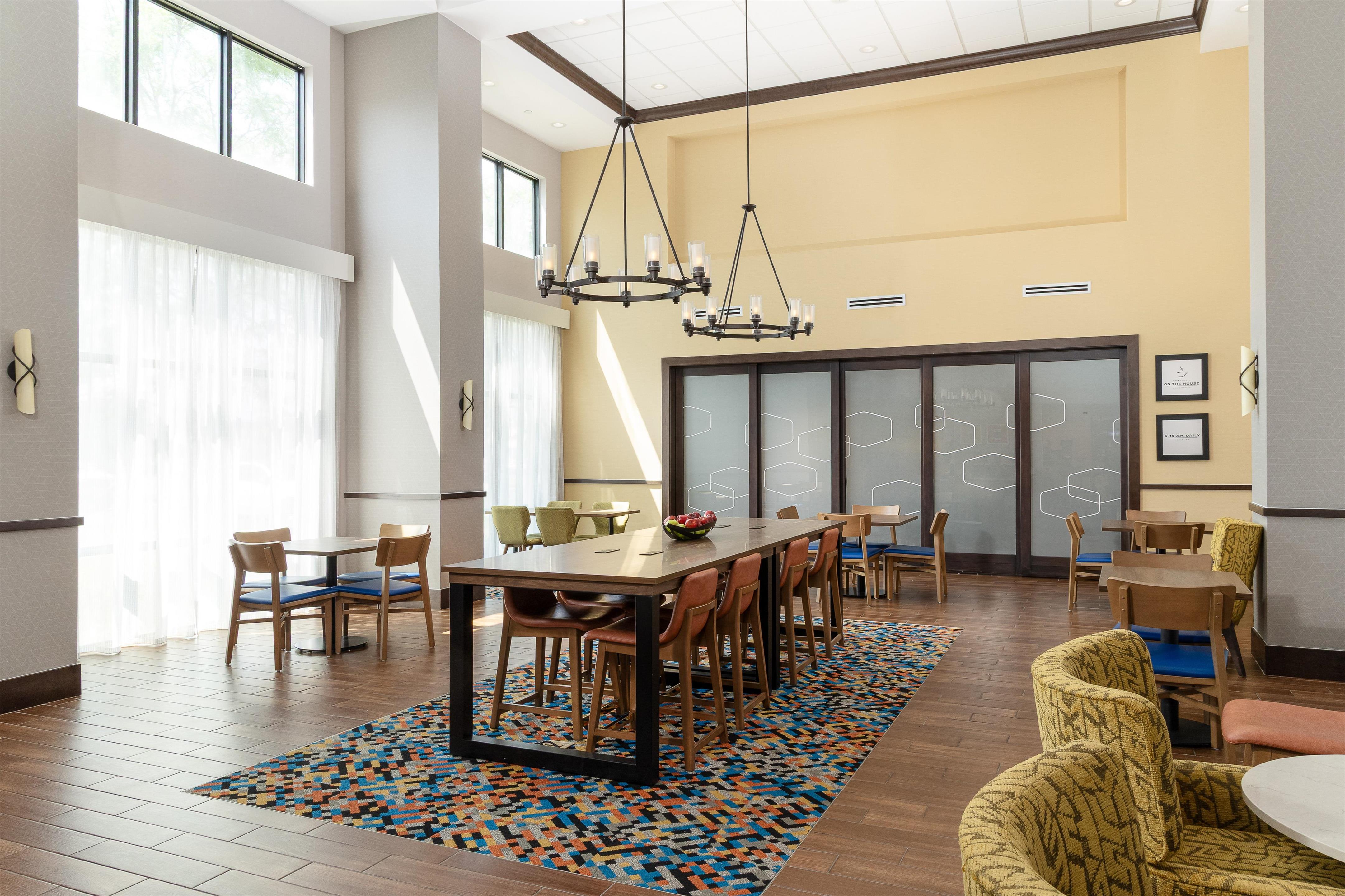 Lobby | Hampton Inn & Suites Niles/Warren