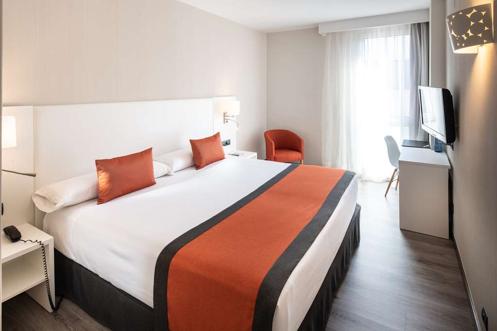 Catalonia Bristol-guestroom-Guest Room,On-Site.jpg