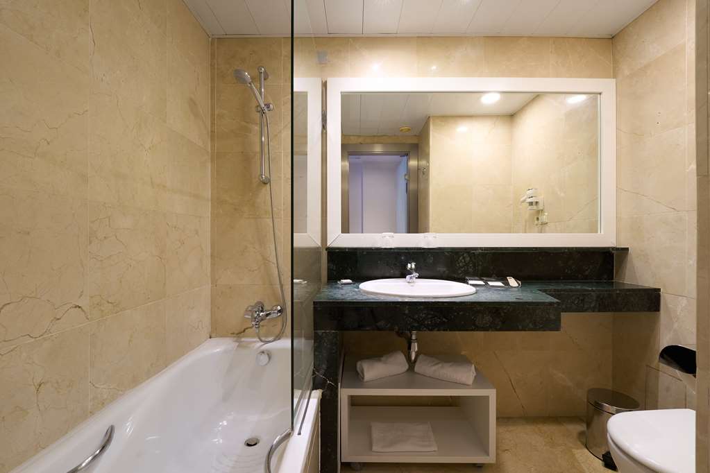Catalonia Bristol-guestroom-Guest Room,Bathroom,On-Site.jpg