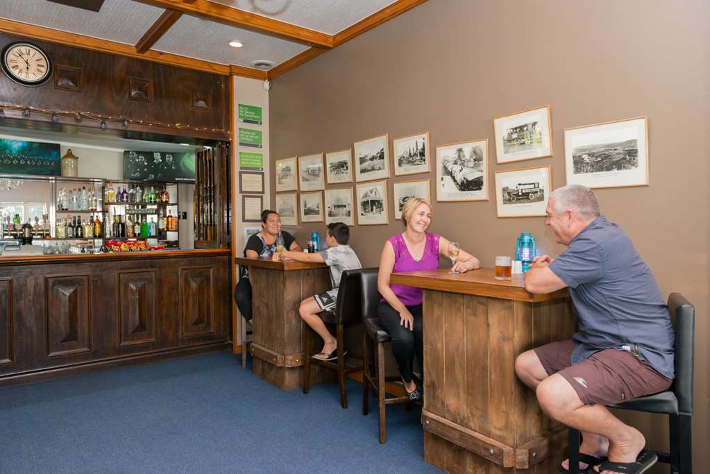 DISCOVERY SETTLERS HOTEL WHANGAREI-guestroom-Full Bar.jpg