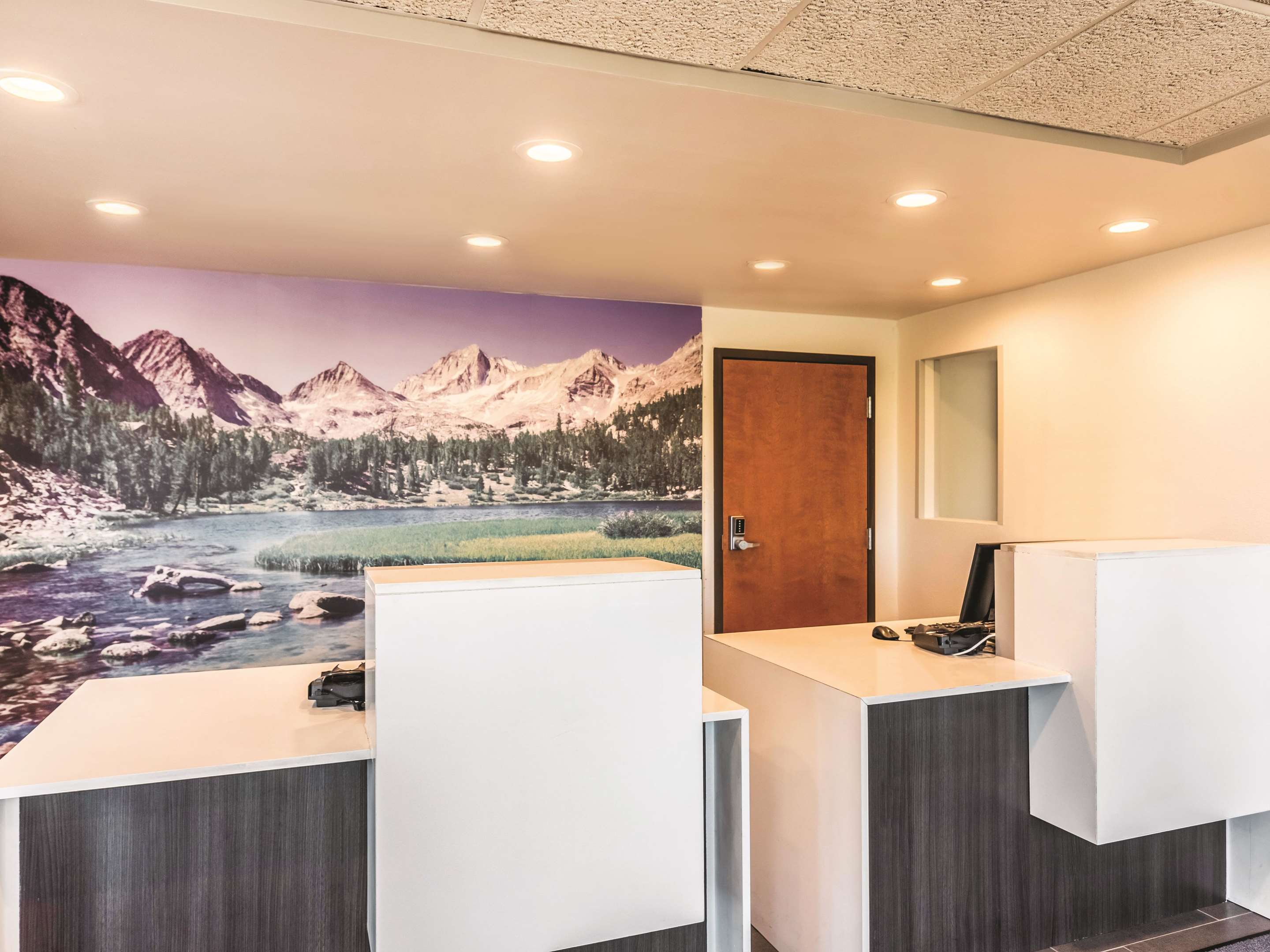 Lobby | La Quinta Inn & Suites by Wyndham Colorado Springs North