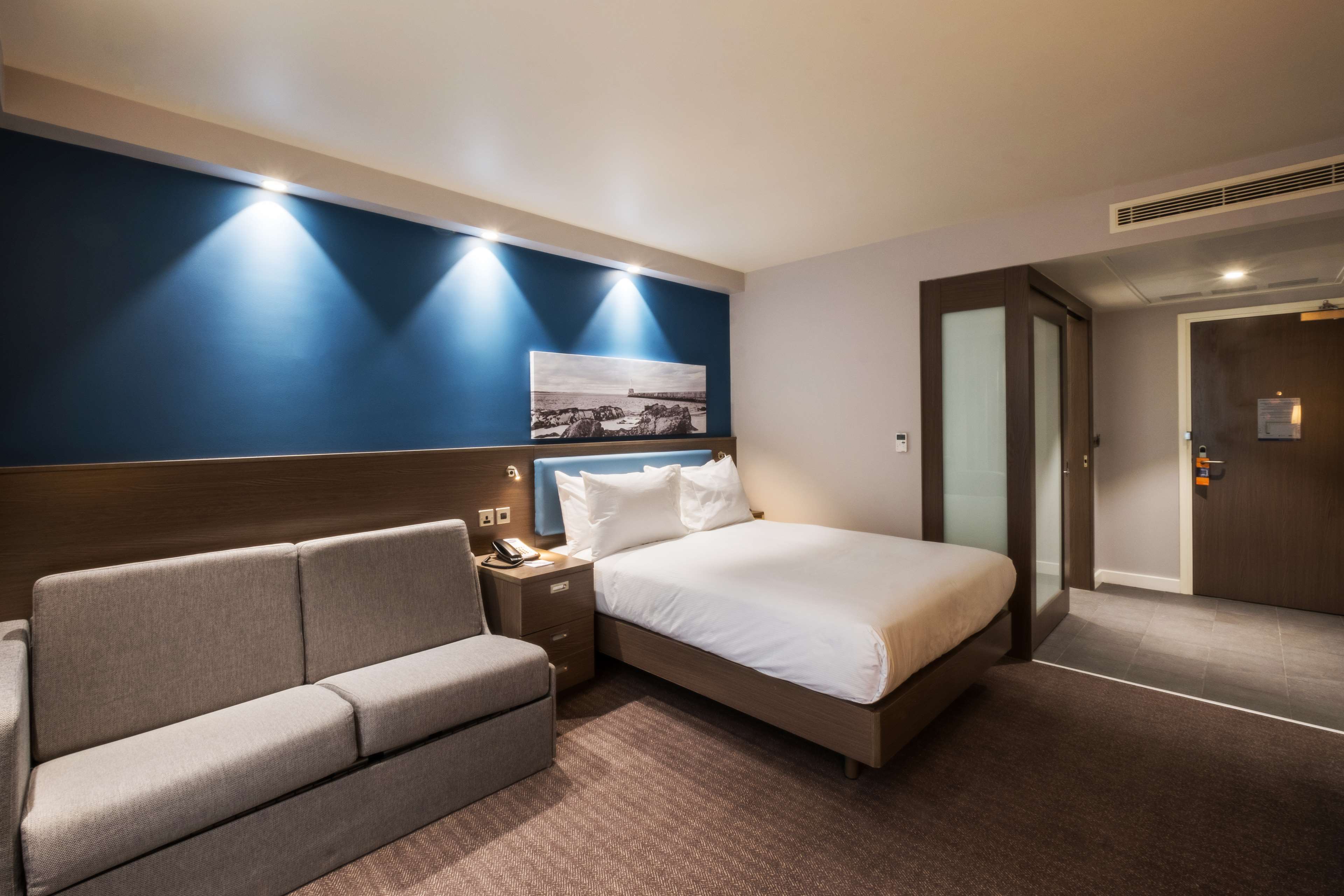 Hampton by Hilton Aberdeen Airport Room Type - QUEEN ROOM WITH SOFA BED