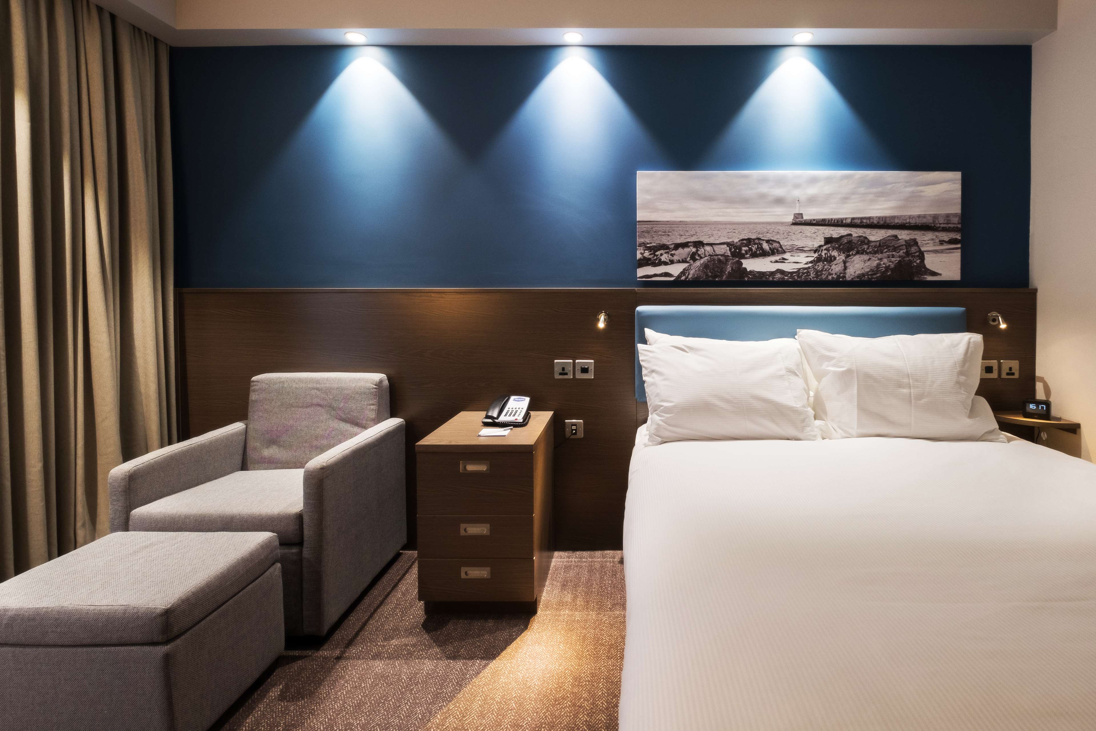 Hampton by Hilton Aberdeen Airport Room Type - QUEEN ACCESSIBLE ROOM
