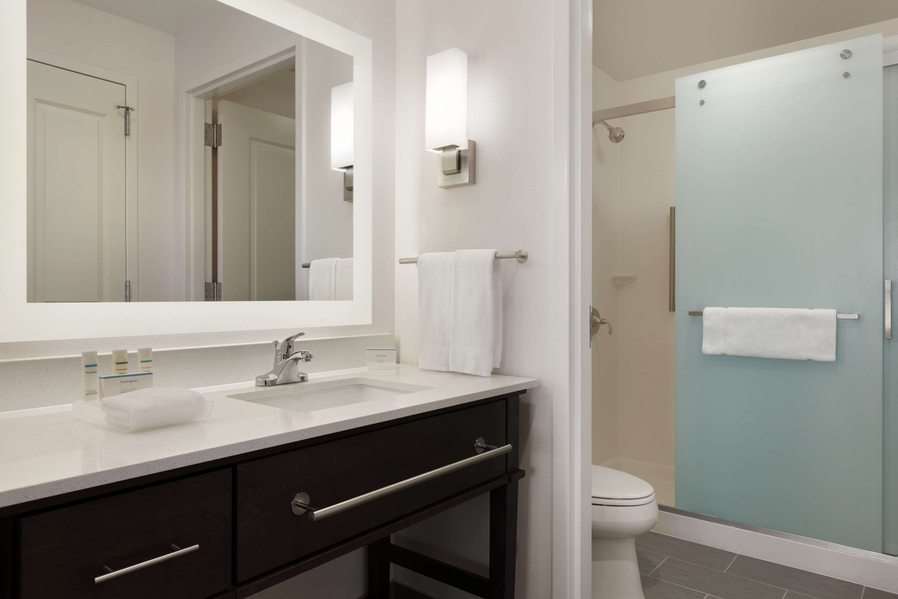 Guest room bath