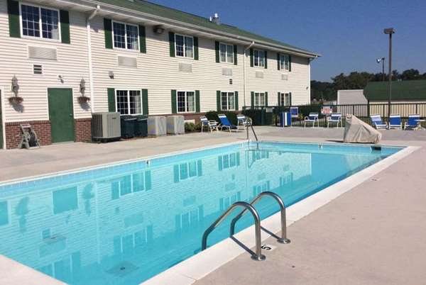 Pool - Baymont Inn & Suites Mount Vernon