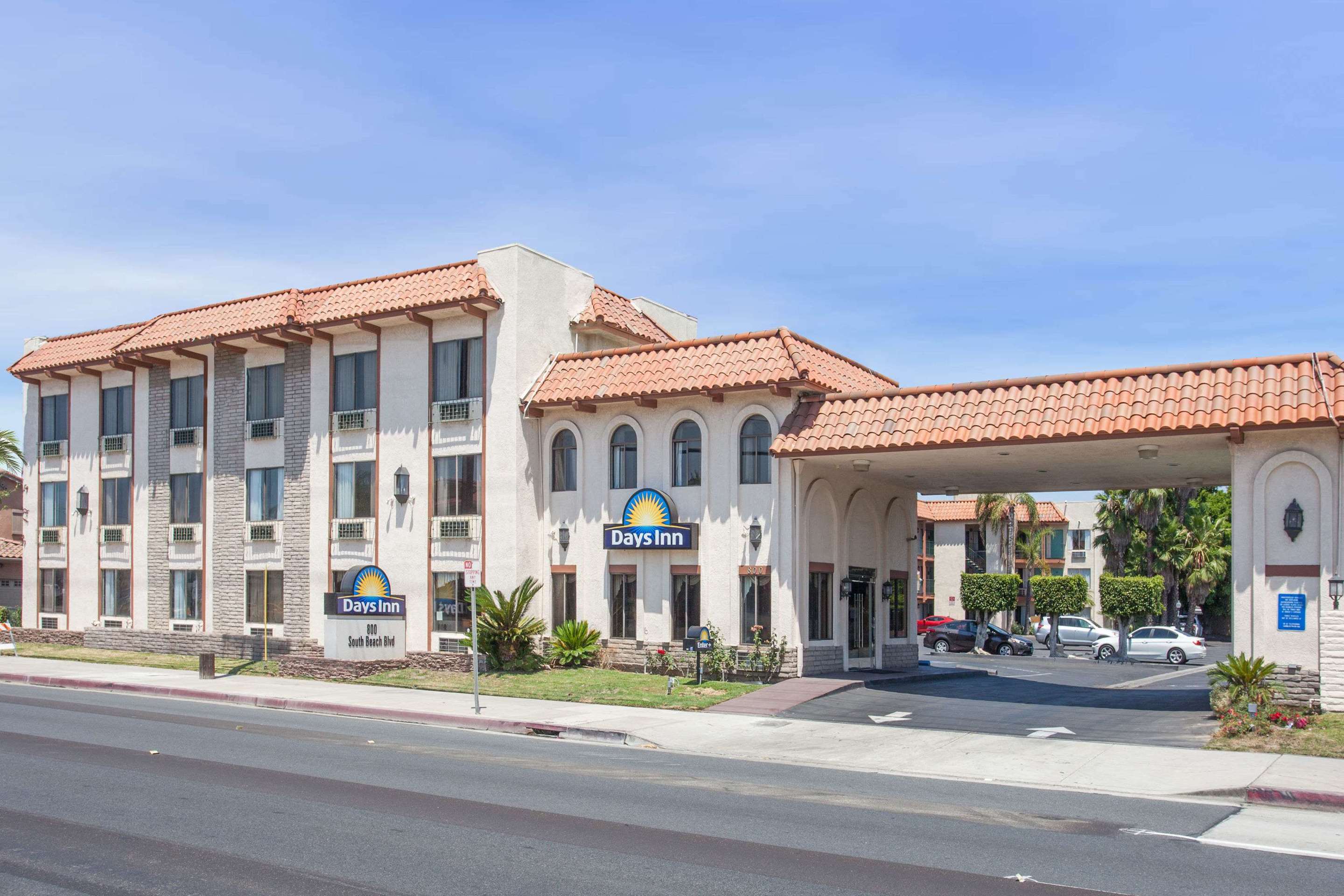 Exterior | Days Inn by Wyndham Anaheim Near the Park