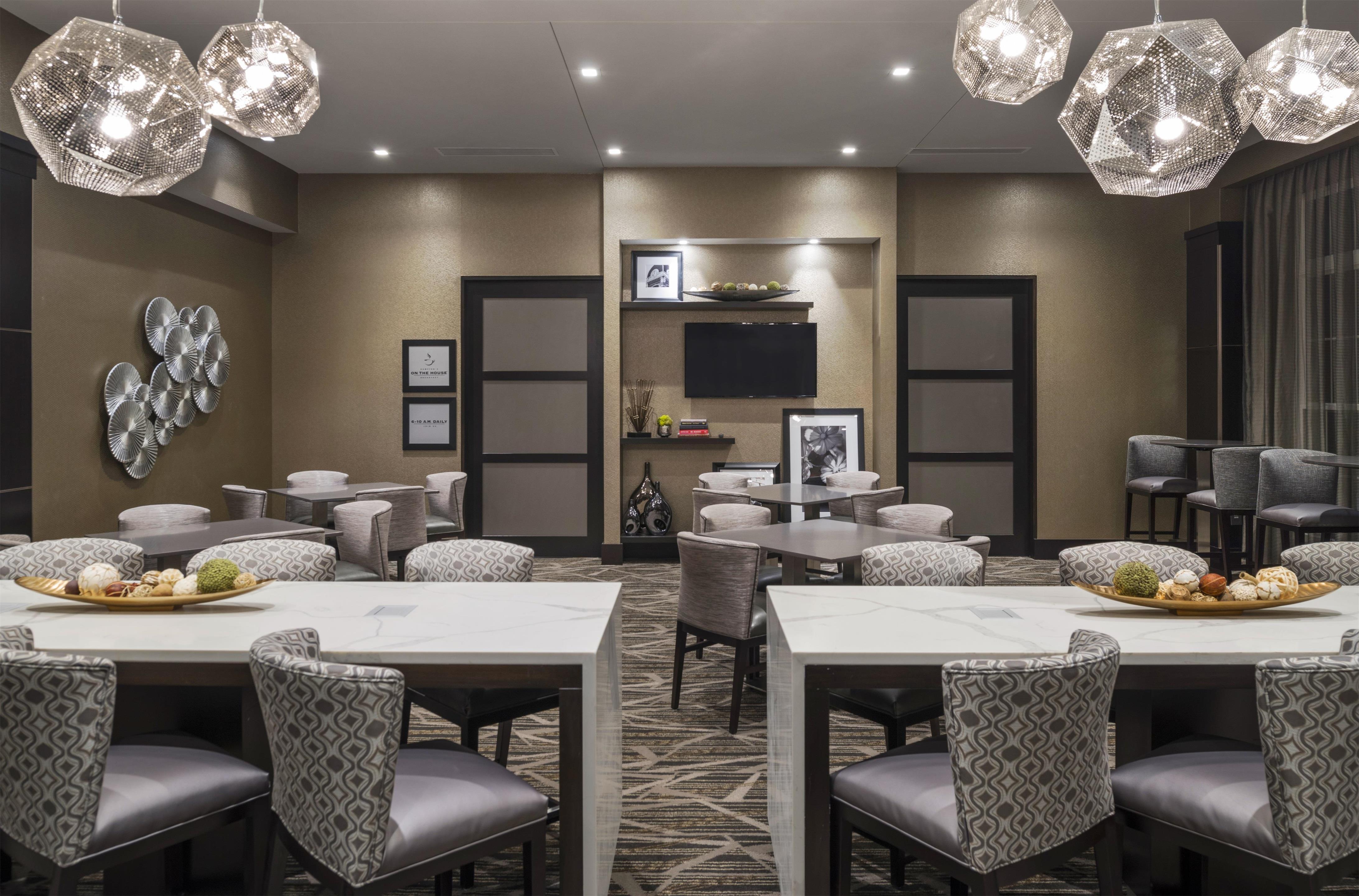 Breakfast Area | Hampton Inn & Suites Bridgewater
