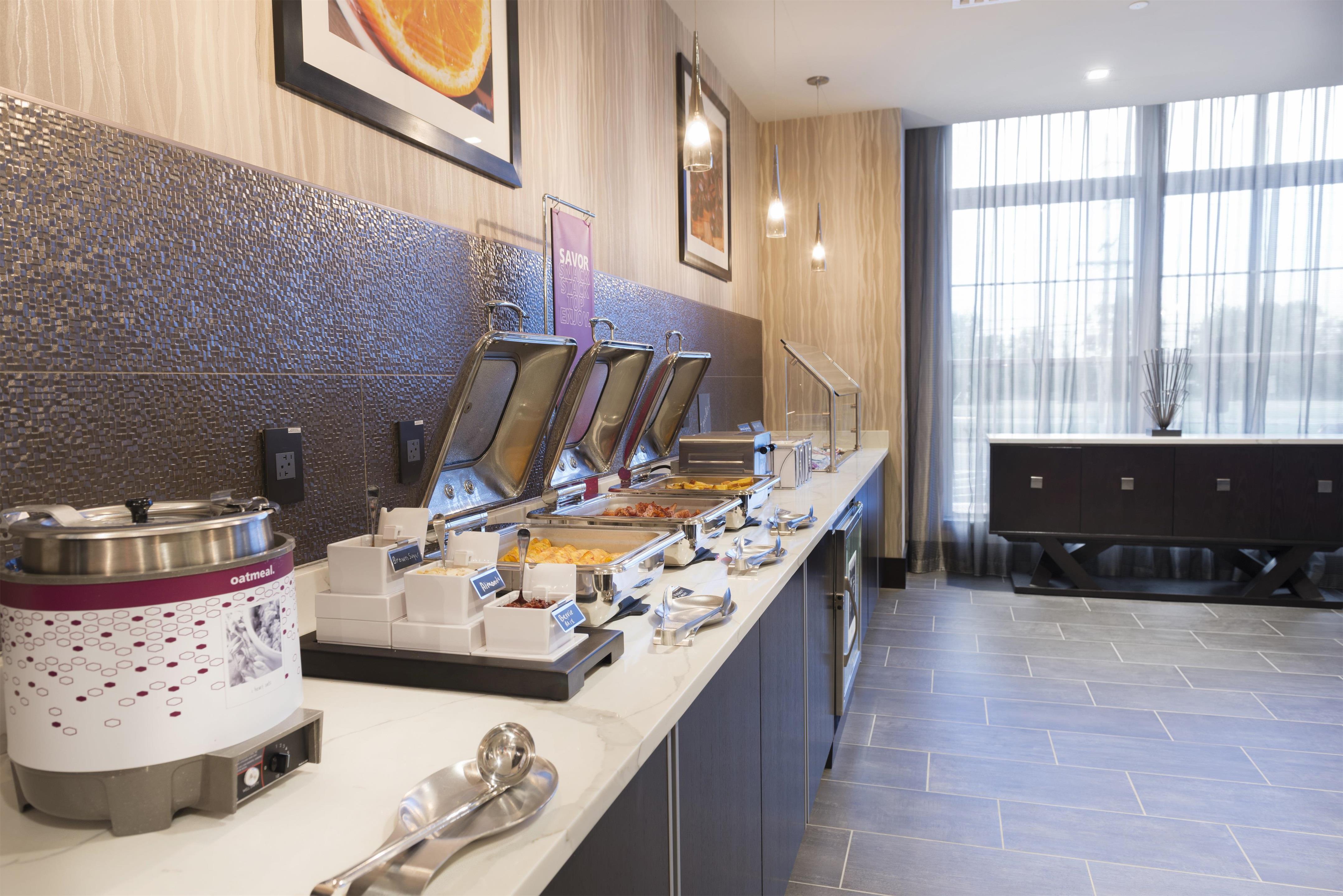 Breakfast Area | Hampton Inn & Suites Bridgewater