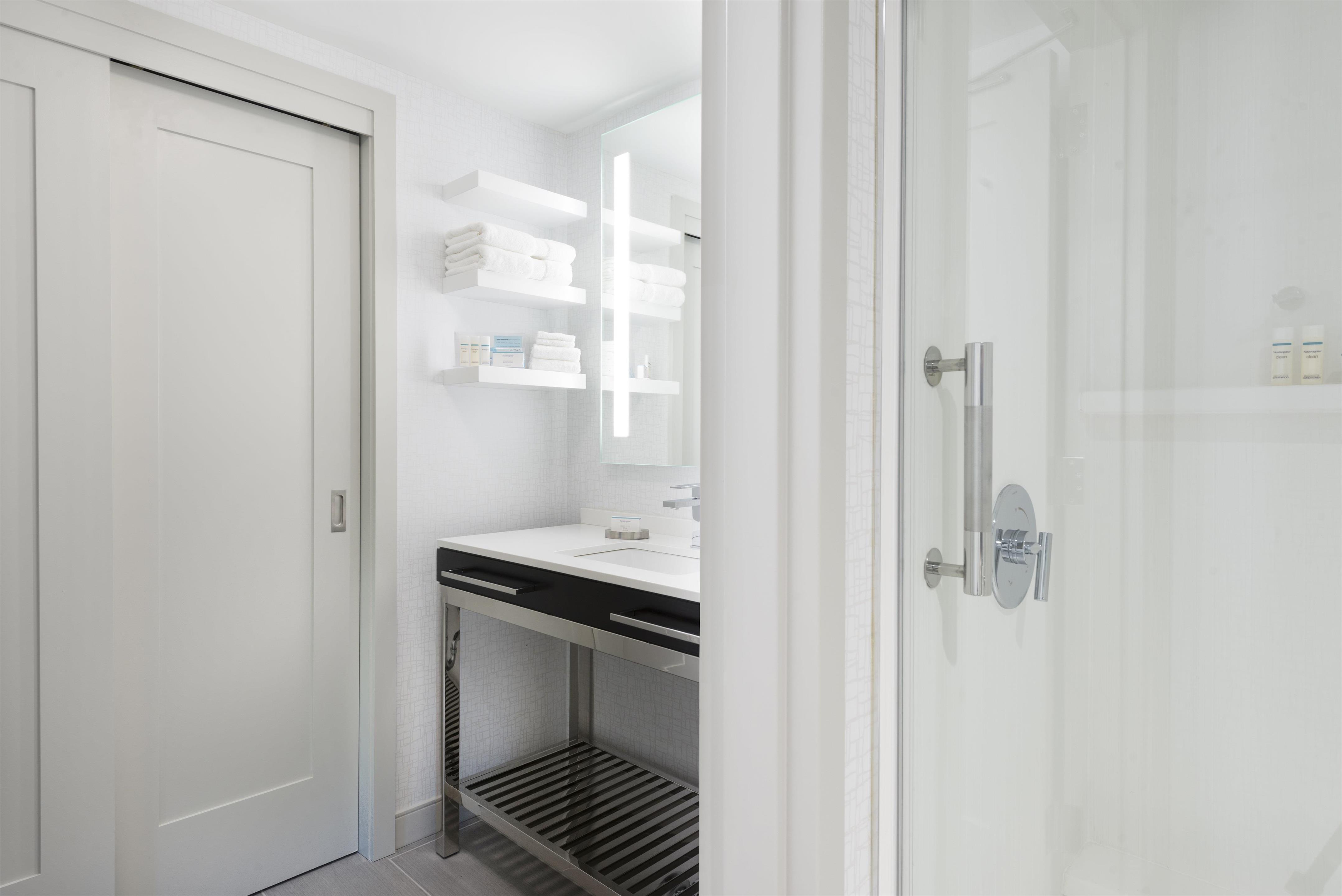 Guest room bath