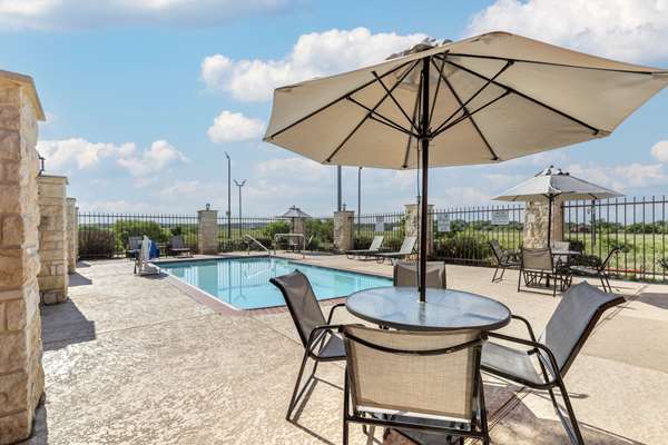 Pool - Best Western Plus Longhorn Inn & Suites Luling - I-10, Exit 632