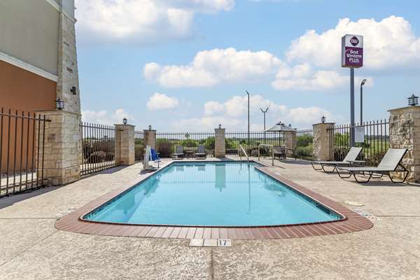 Pool - Best Western Plus Longhorn Inn & Suites Luling - I-10, Exit 632