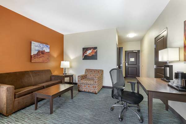 Suite - Best Western Plus Longhorn Inn & Suites Luling - I-10, Exit 632