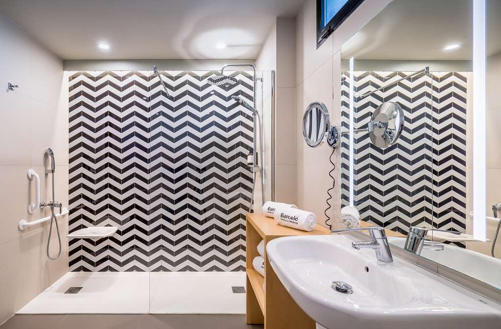 BARCELO MURCIA 7 CORONAS-guestroom-Guest Room,Bathroom,On-Site.jpg